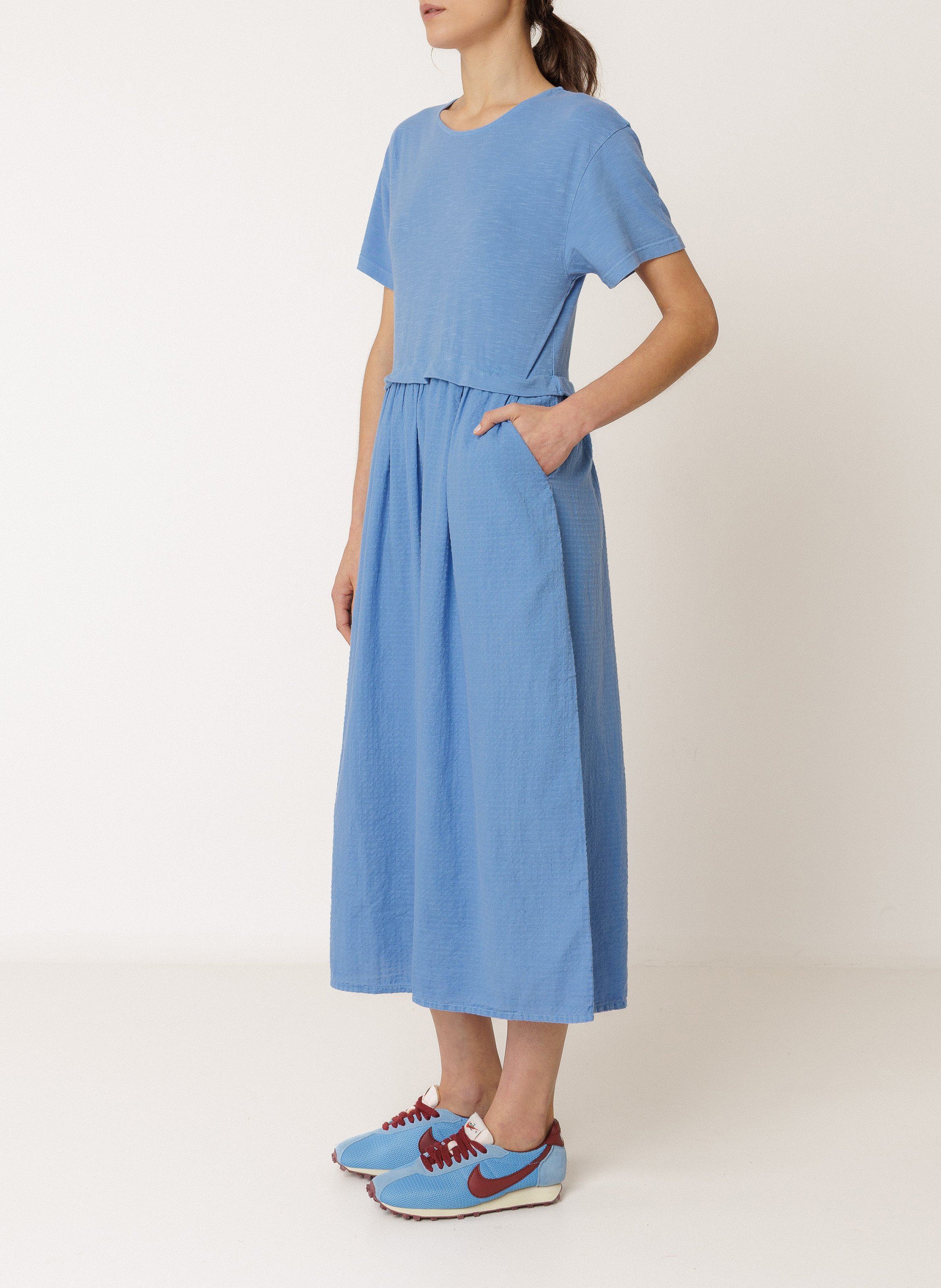 Midi uitlopende jurk met ronde hals van katoen INDI & COLD Blauw