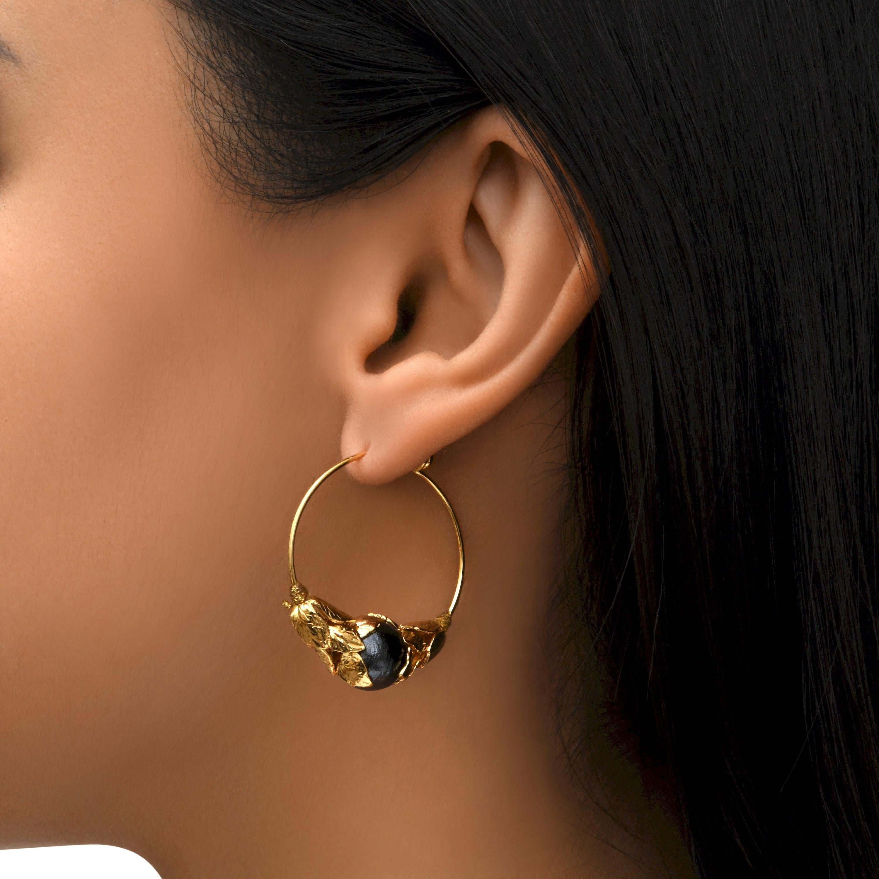 Round hoop earrings in gold-plated brass SATELLITE PARIS Black