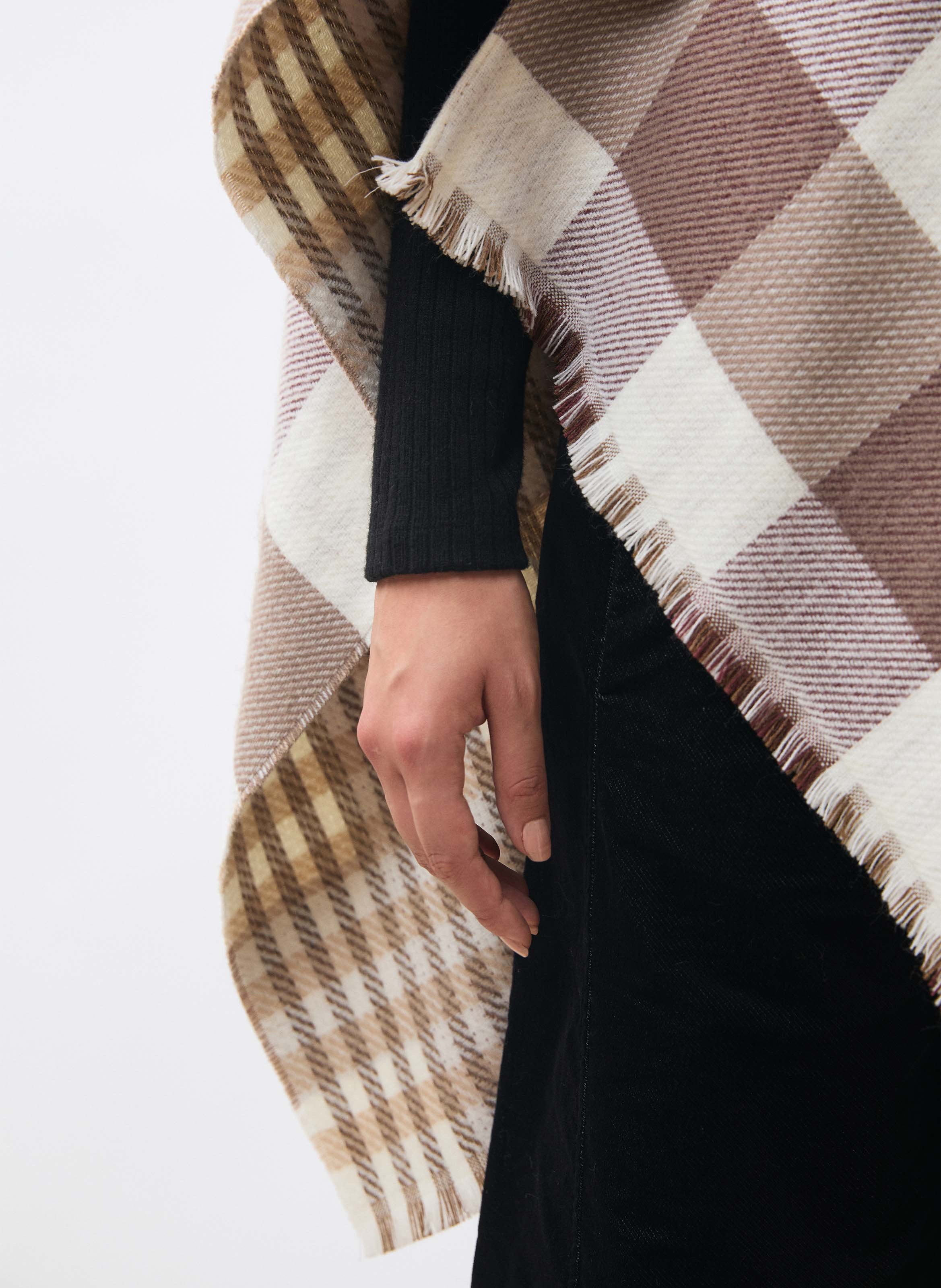Strickponcho mit Muster HUMILITY Weiss