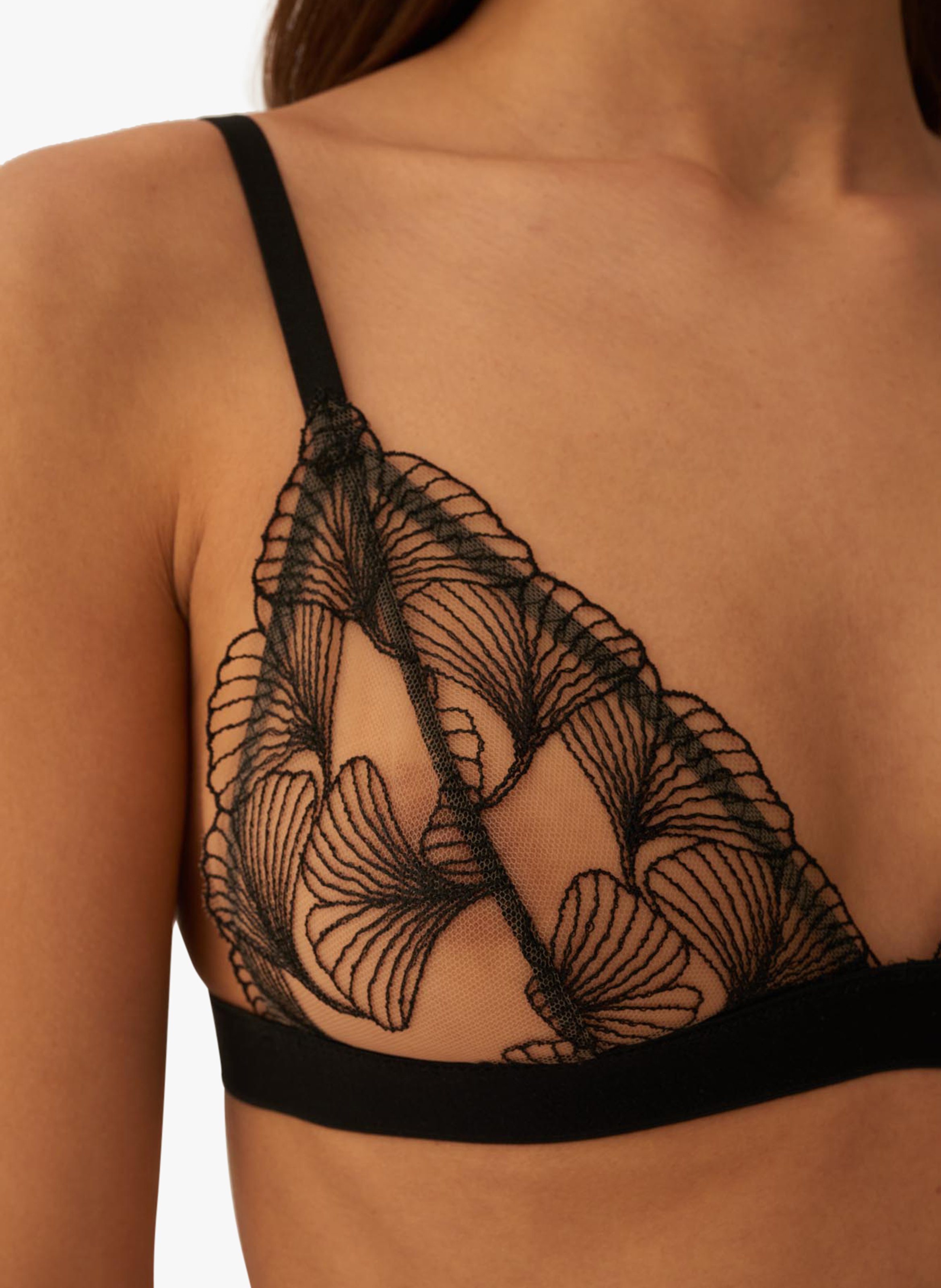 String mit Stickerei UNDRESS CODE Schwarz