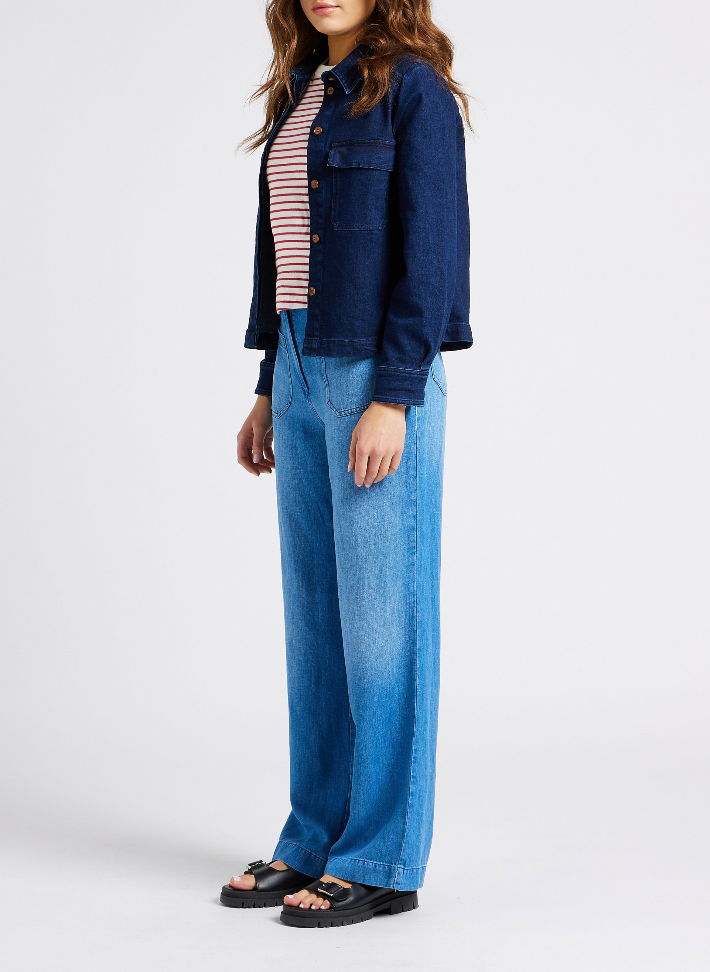 Gerade geschnittene Kurzjacke aus leichtem Baumwolldenim SESSUN Blau