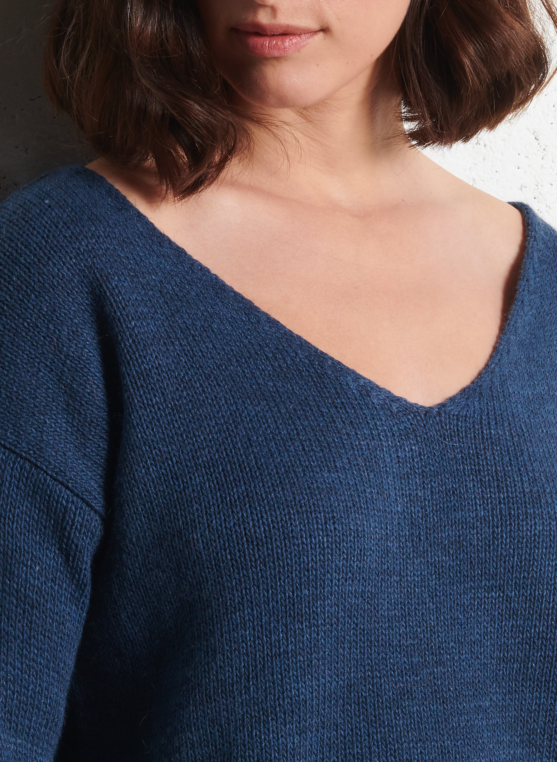 Pull V ample asymétrique uni PLEASE Jean brut