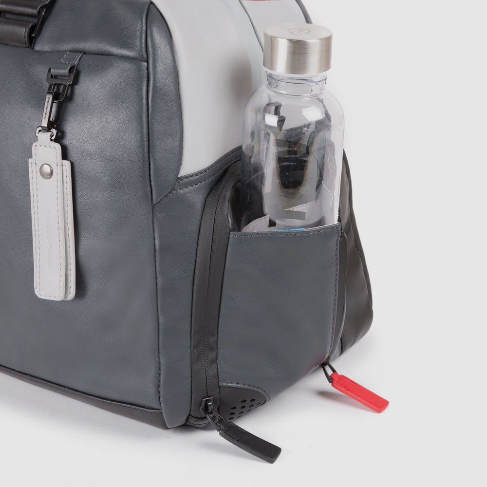 Personalized travel bag with shoe compartment and trolley strap. PIQUADRO Grey