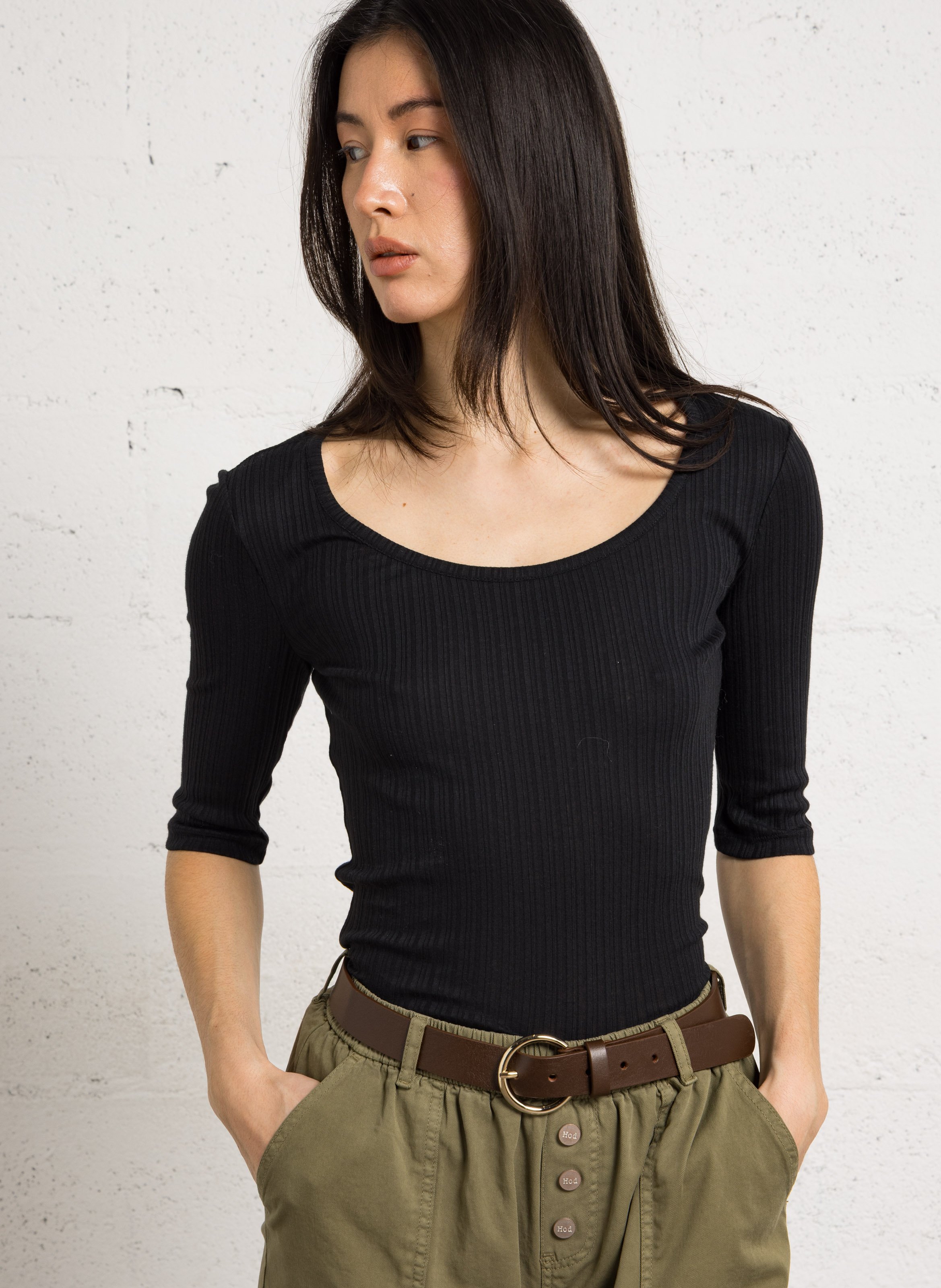 Eng anliegendes T-Shirt mit Rundhalsausschnitt aus Bio-Baumwollmischung. DES PETITS HAUTS