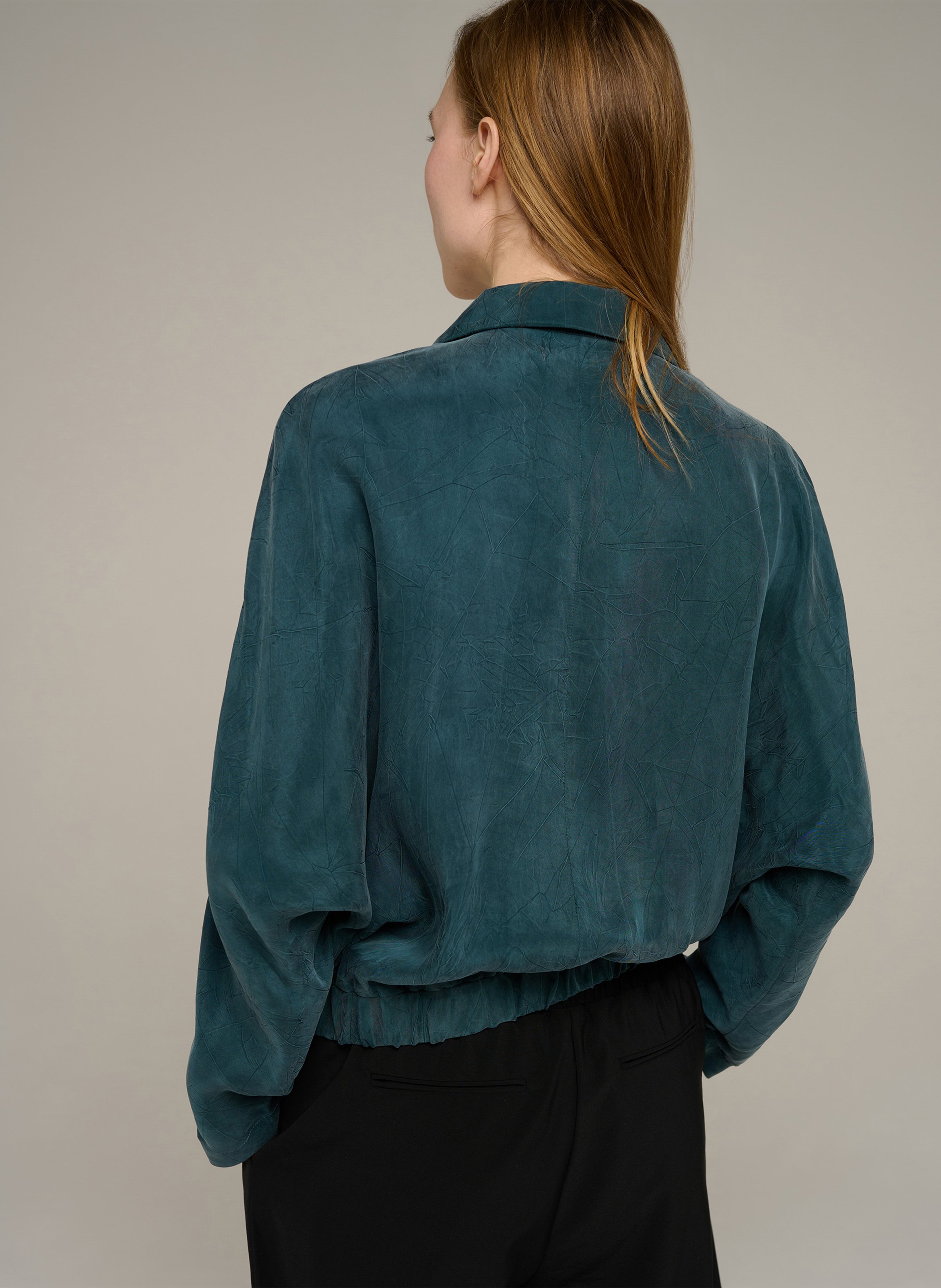 Weit geschnittene Bluse mit Reverskragen COTELAC Grun