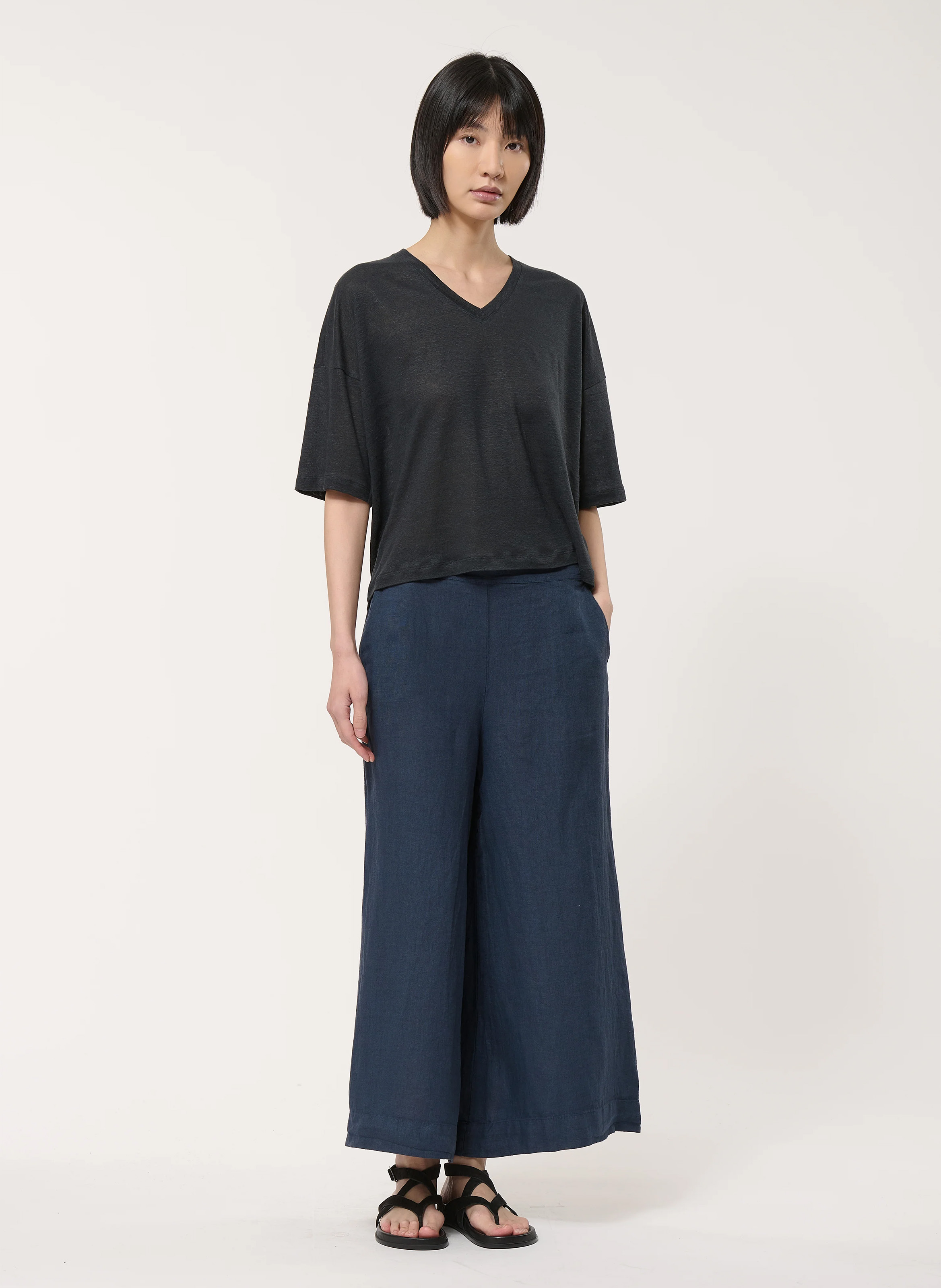 Fine linen V-neck sweater | Black HUMILITY Women