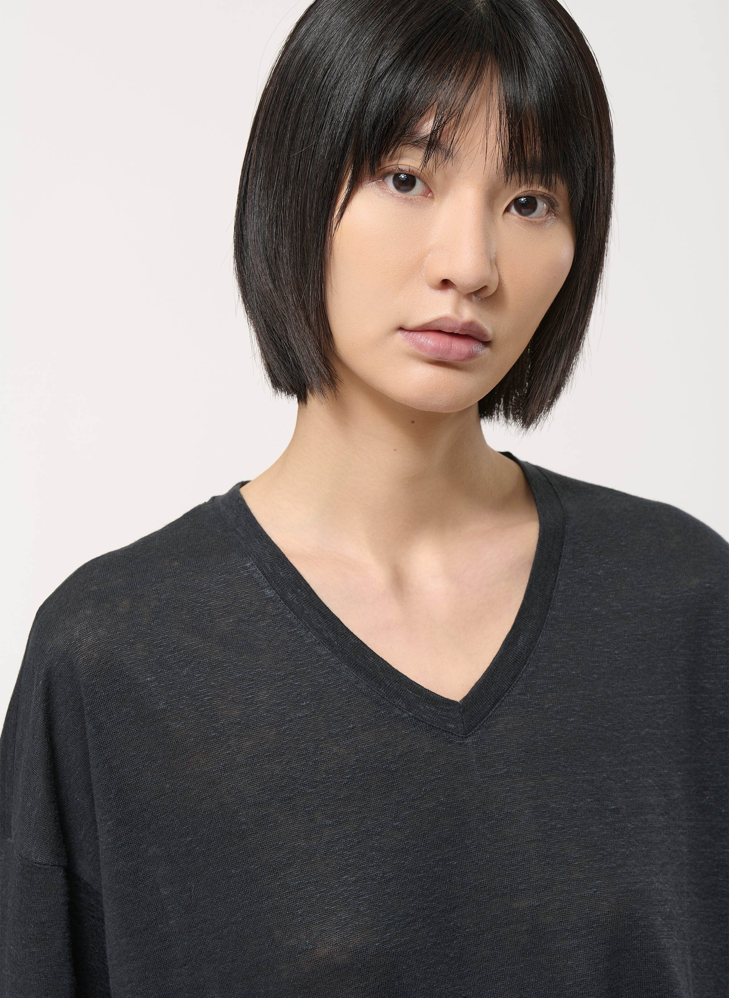 Fine linen V-neck sweater | Black HUMILITY Women