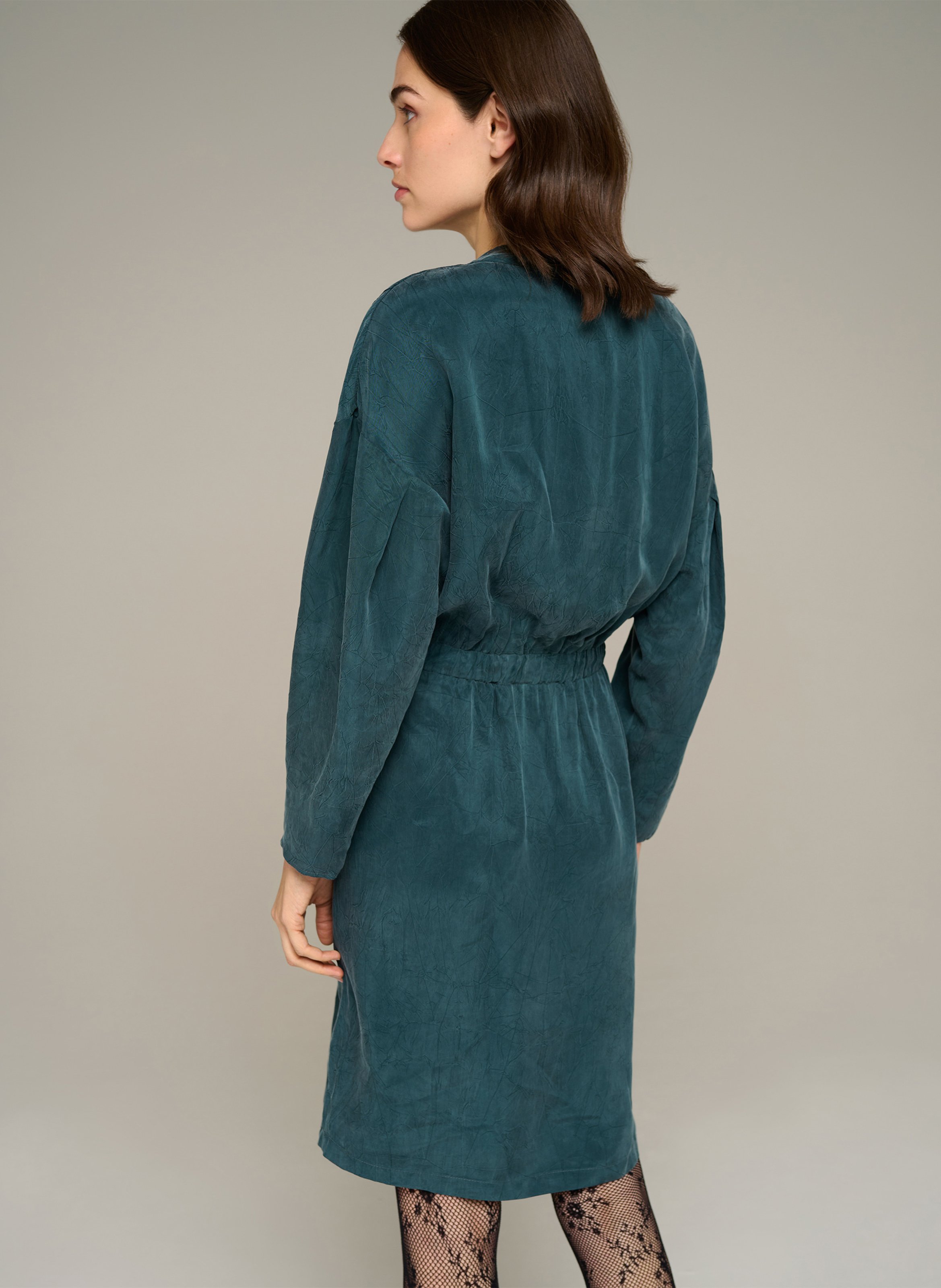 Gerade geschnittenes Kurzkleid mit V-Ausschnitt COTELAC Grun