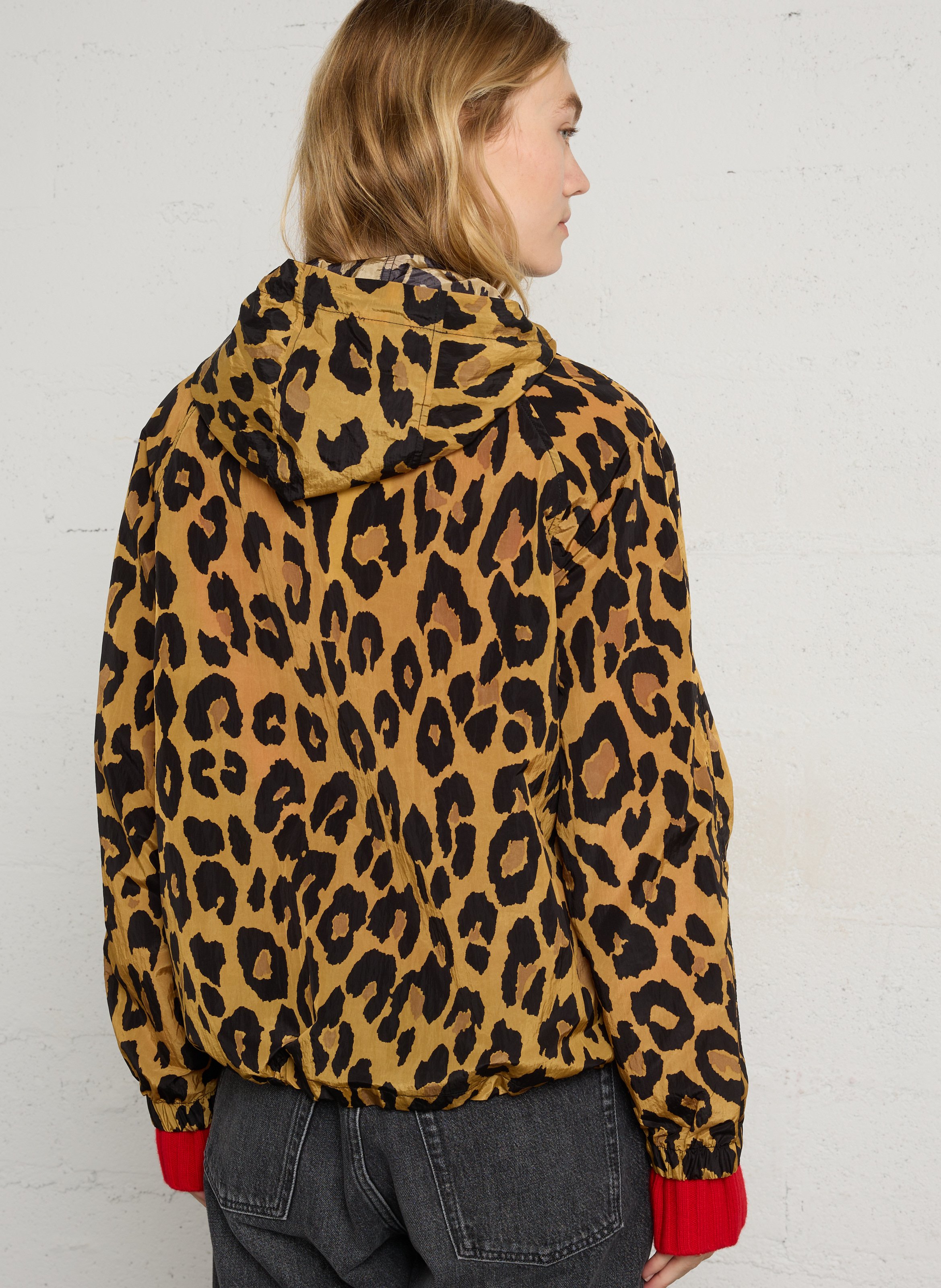 Gerade geschnittene Windjacke mit Stehkragen und Print LEON & HARPER Beige