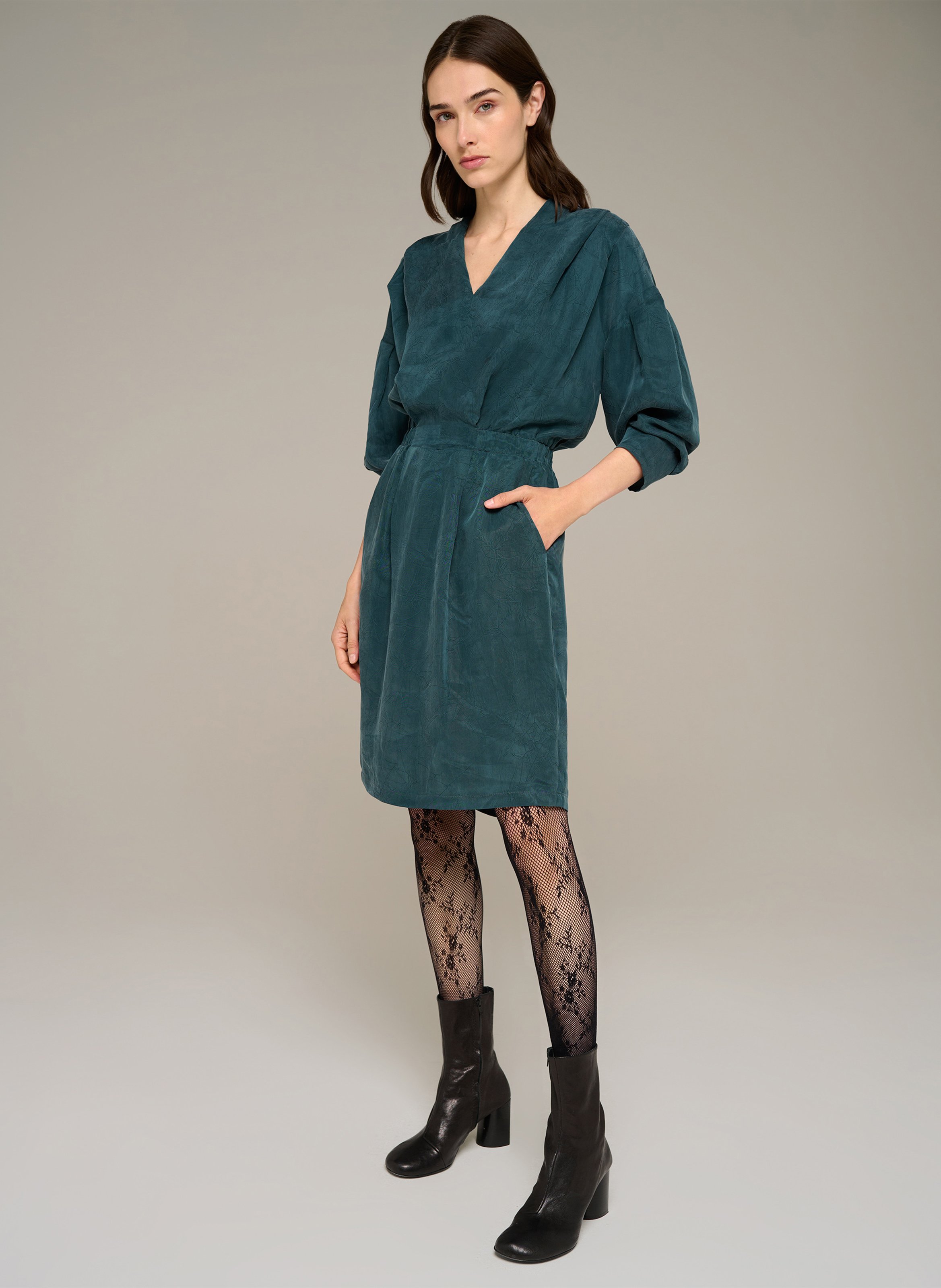 Gerade geschnittenes Kurzkleid mit V-Ausschnitt COTELAC Grun