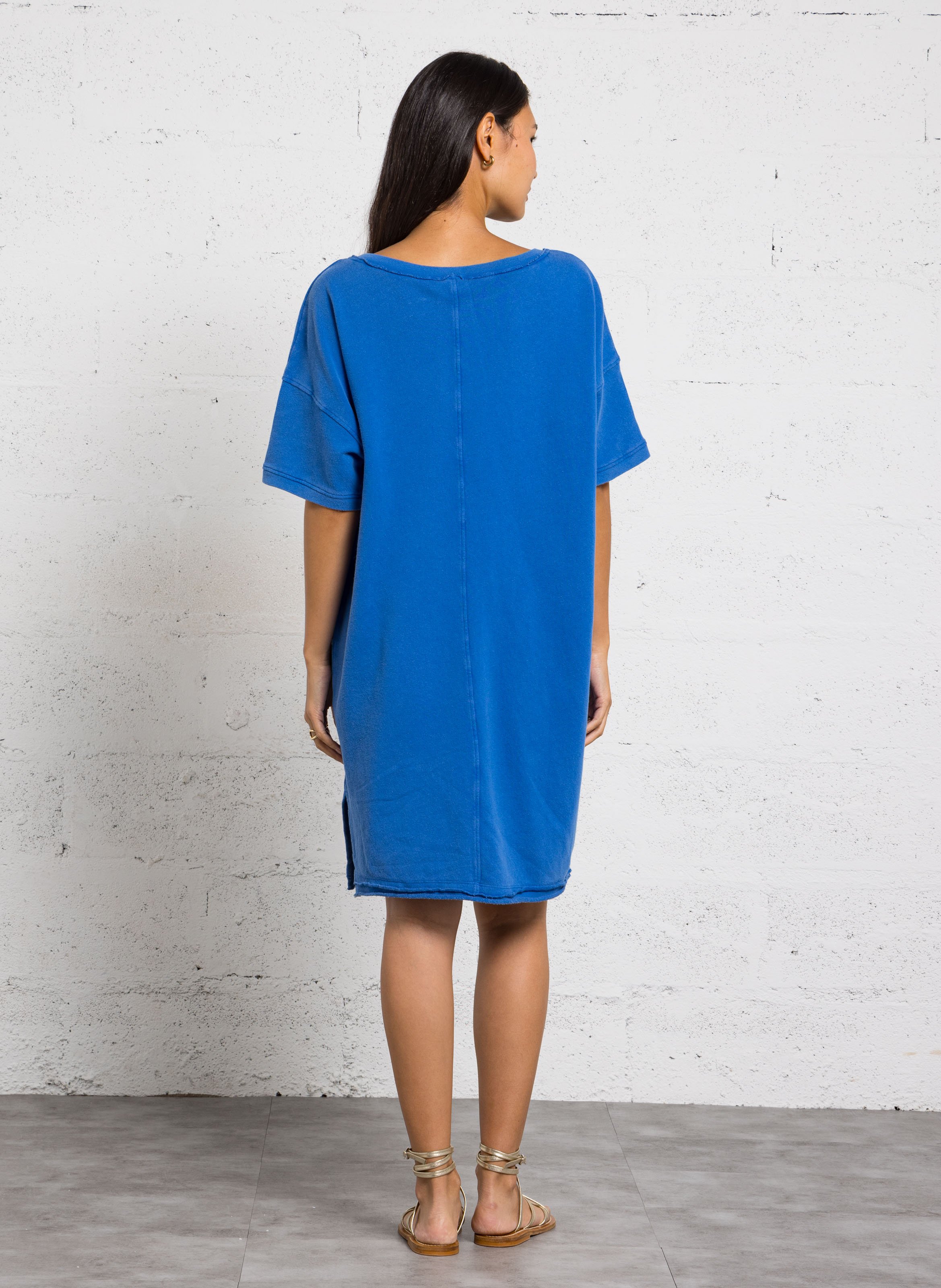 Weites einfarbiges V-Ausschnitt-Kleid. AMERICAN VINTAGE Blau