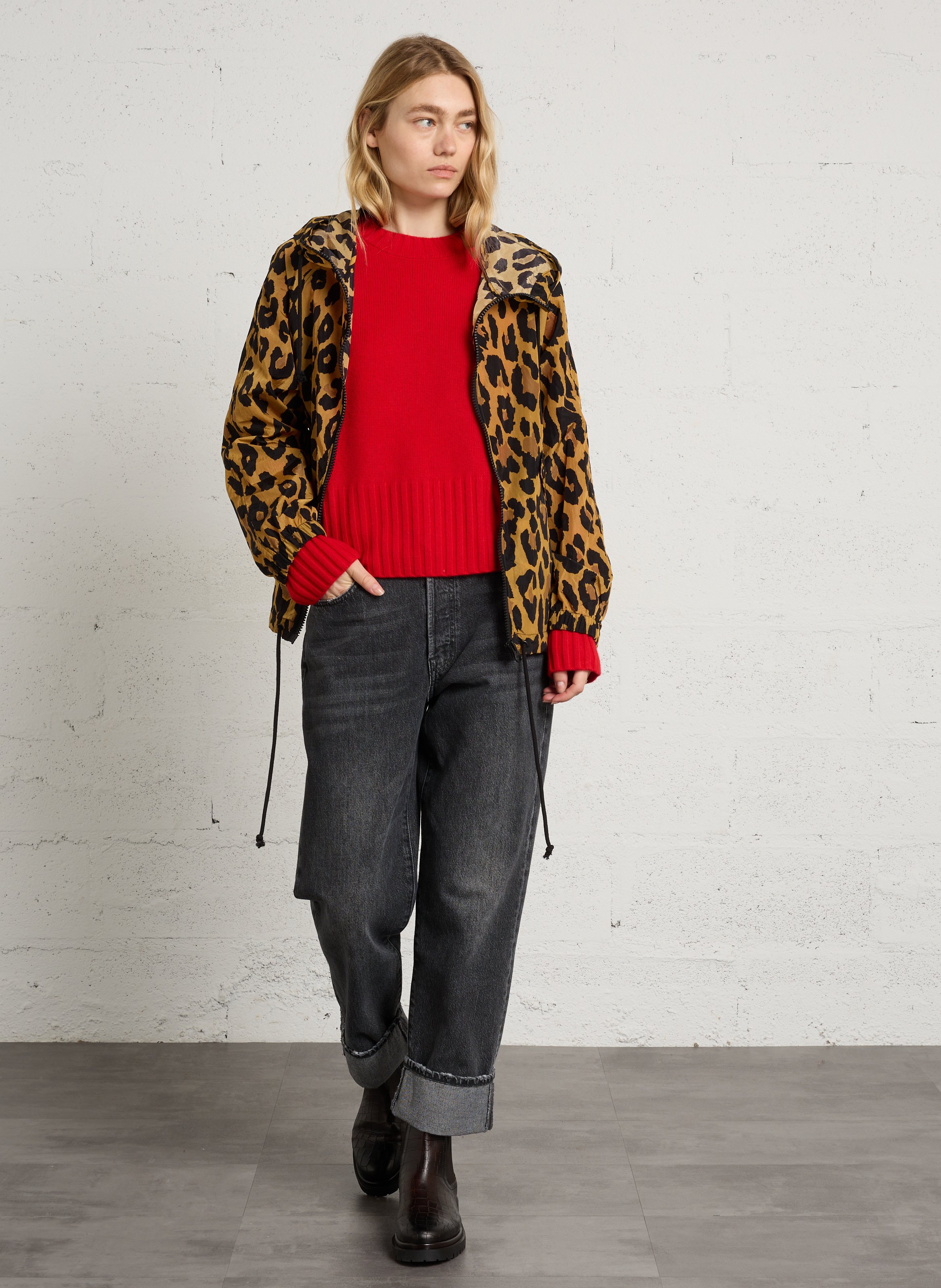 Gerade geschnittene Windjacke mit Stehkragen und Print LEON & HARPER Beige