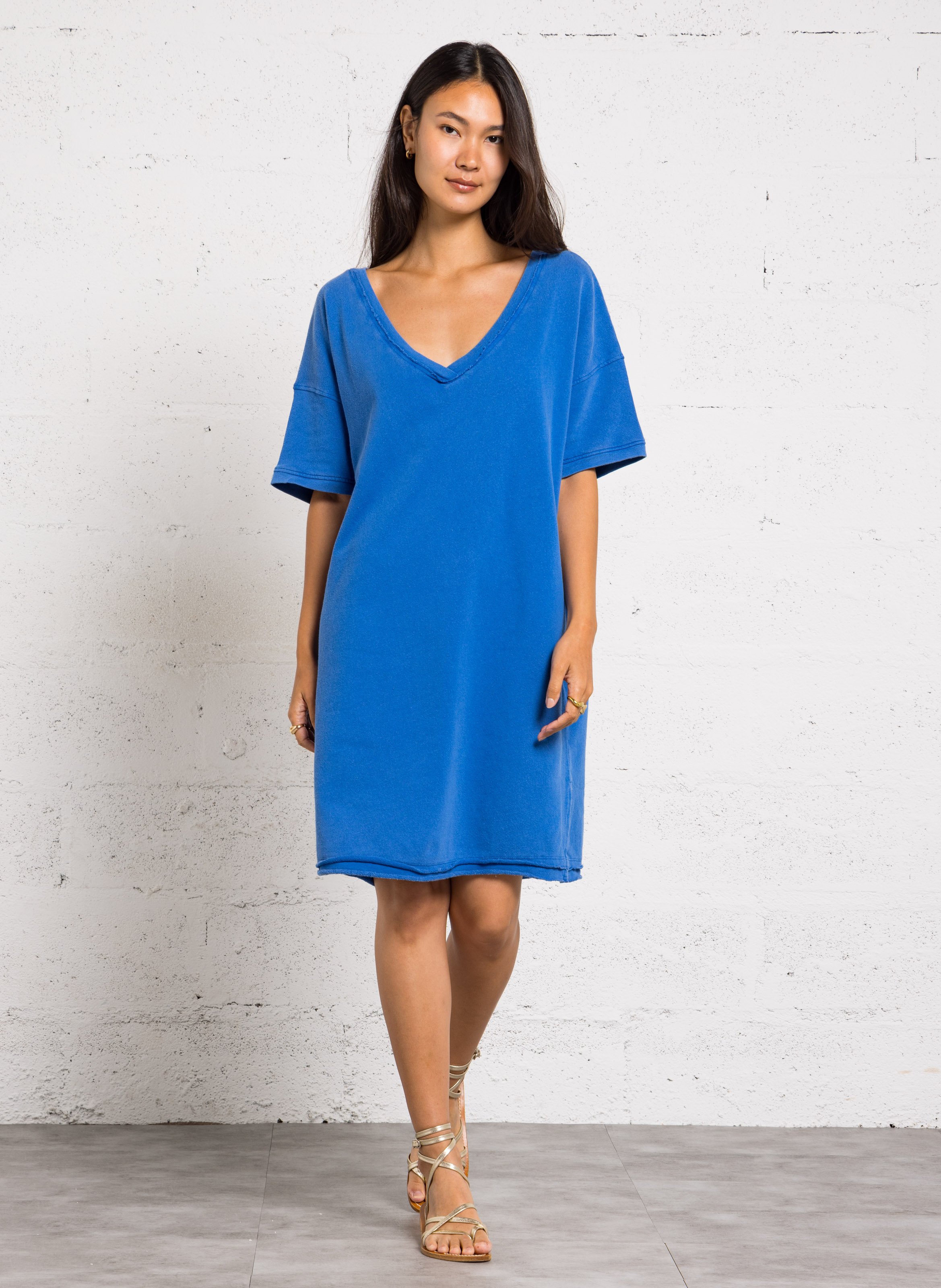 Weites einfarbiges V-Ausschnitt-Kleid. AMERICAN VINTAGE Blau