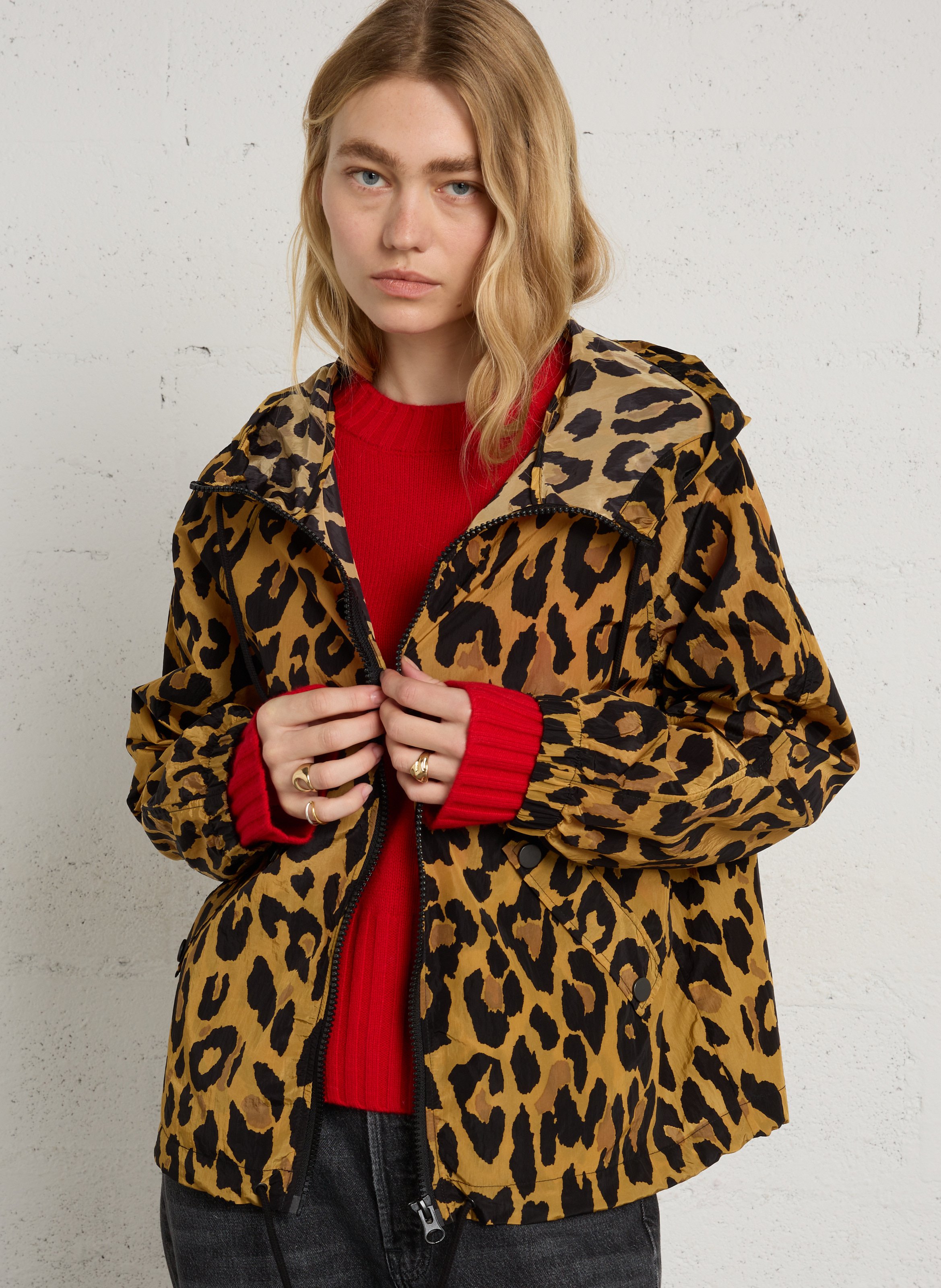 Gerade geschnittene Windjacke mit Stehkragen und Print LEON & HARPER Beige