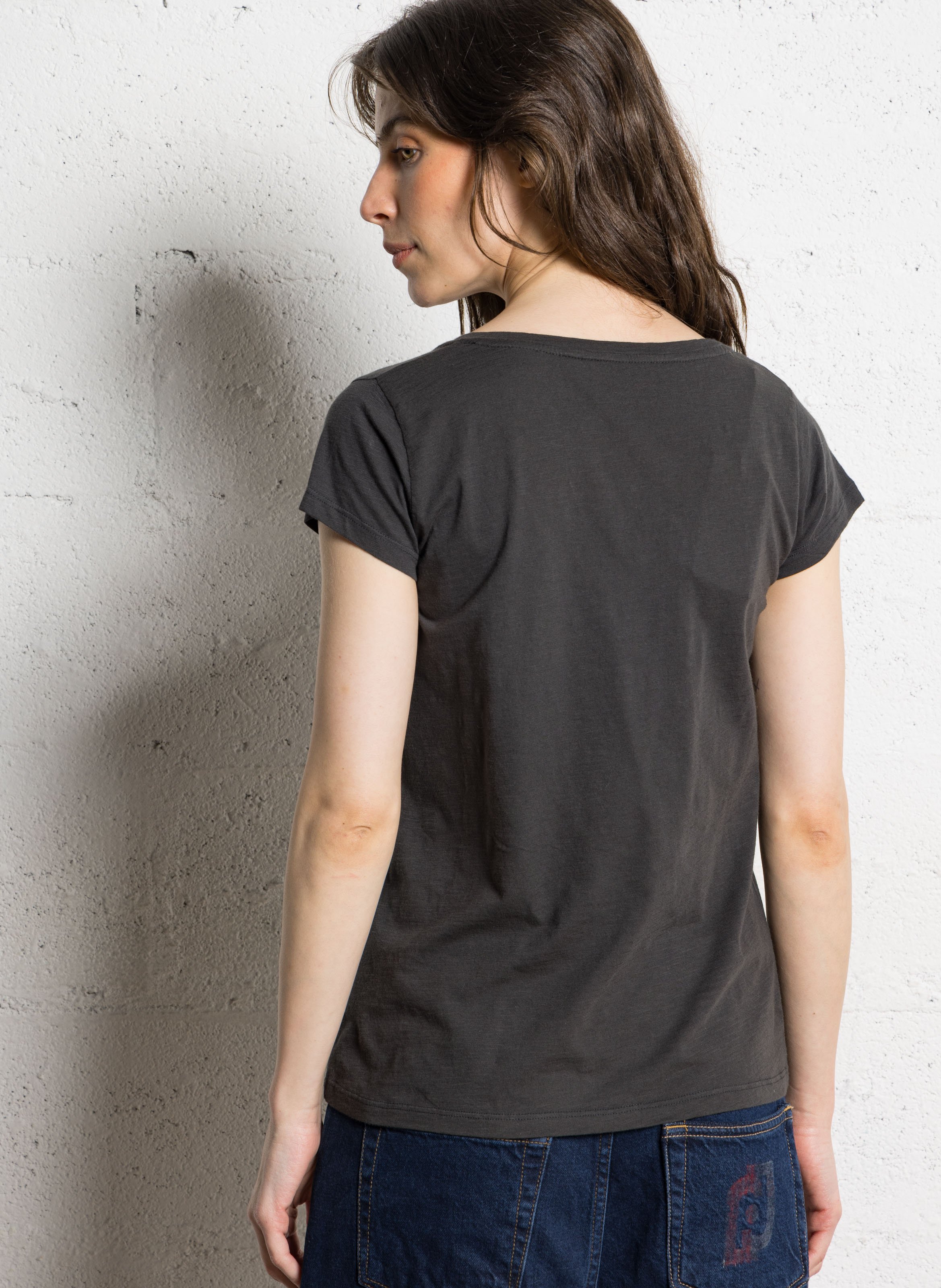 Recht T-shirt met V-hals en geborduurd van biologisch katoen LEON & HARPER Grijs