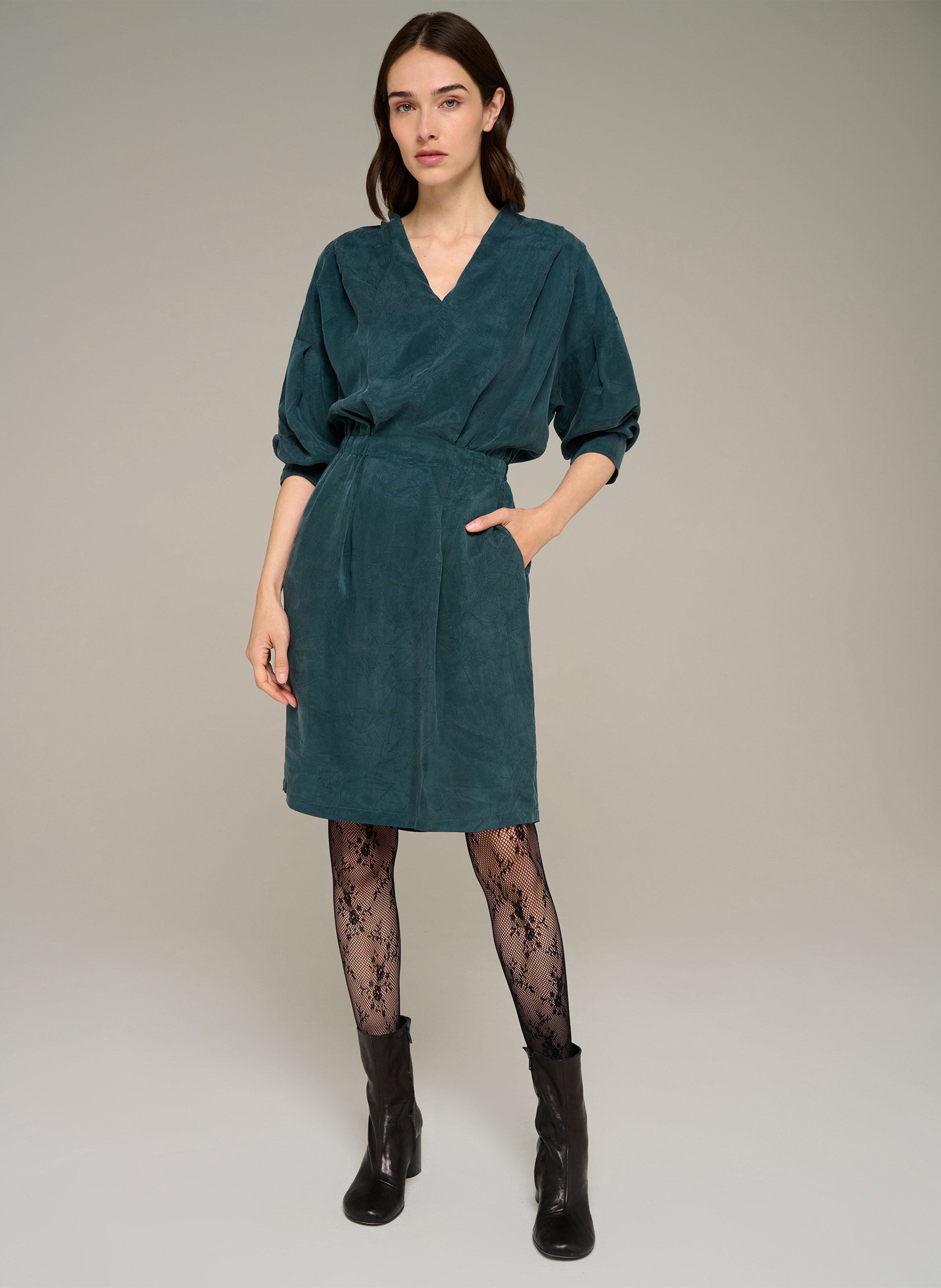 Gerade geschnittenes Kurzkleid mit V-Ausschnitt COTELAC Grun