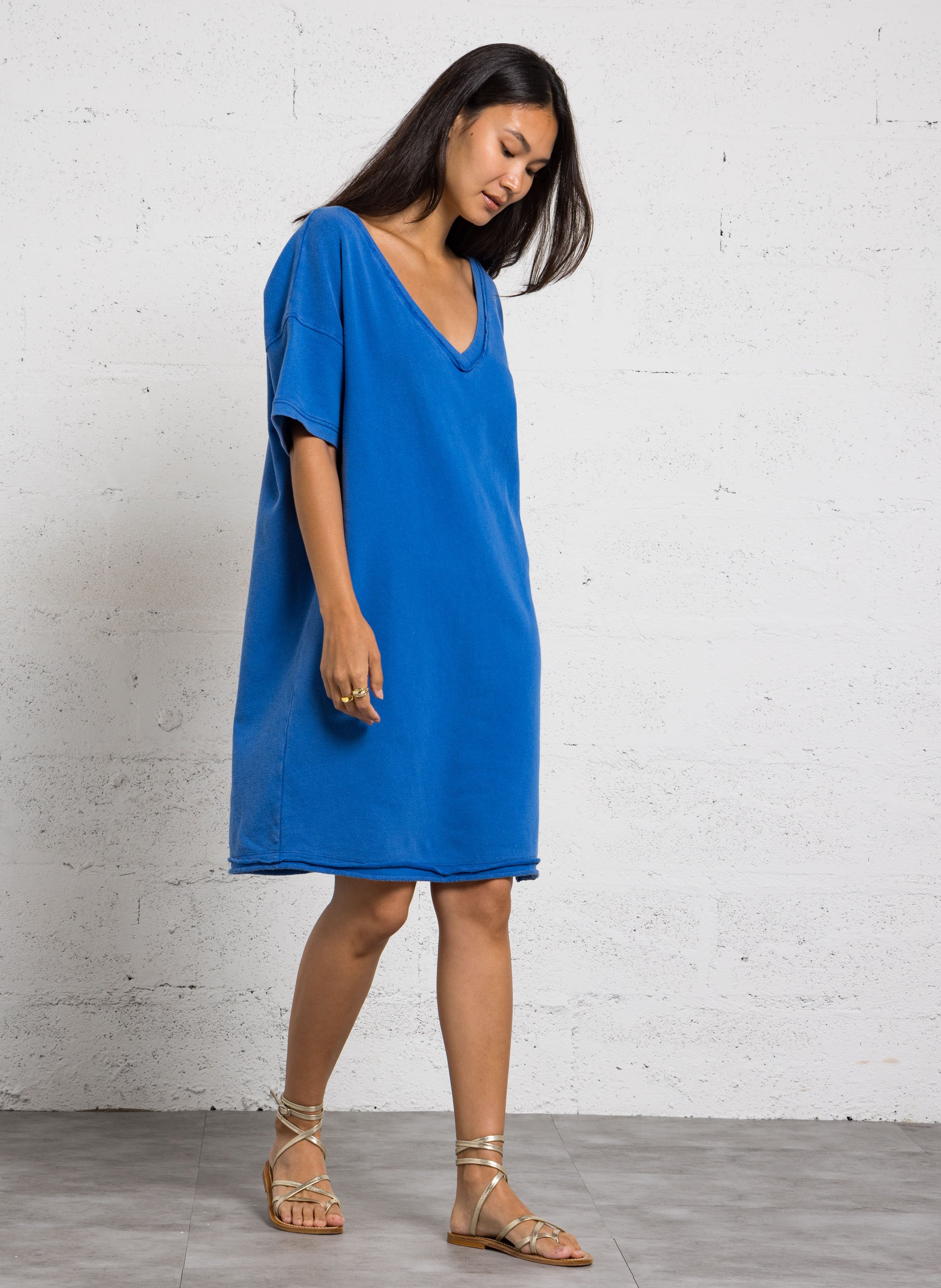 Weites einfarbiges V-Ausschnitt-Kleid. AMERICAN VINTAGE Blau