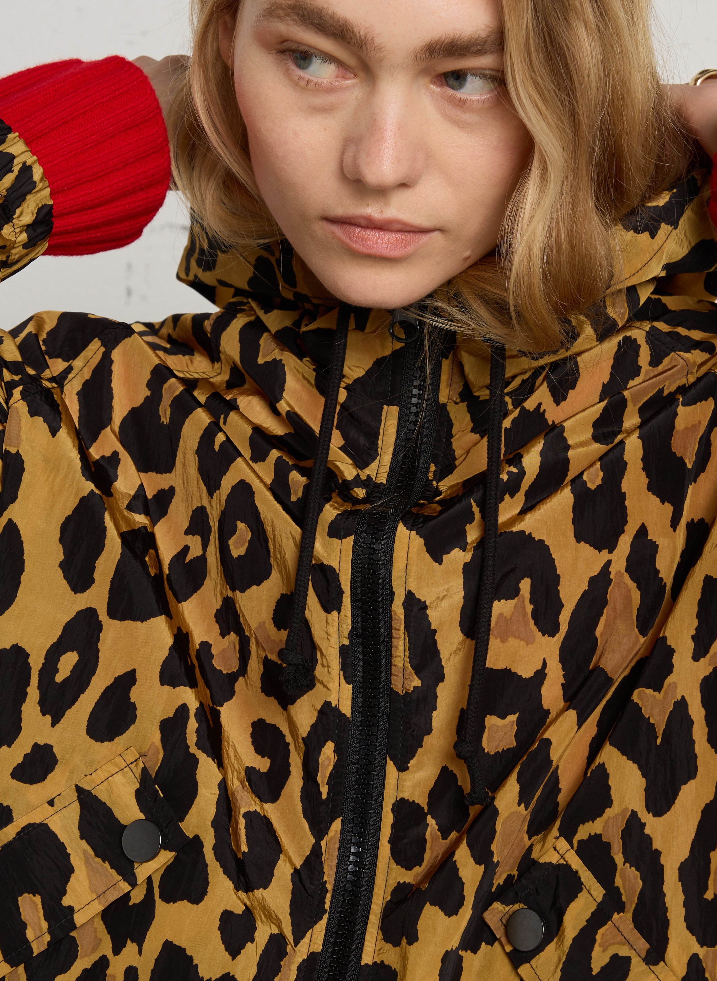 Gerade geschnittene Windjacke mit Stehkragen und Print LEON & HARPER Beige