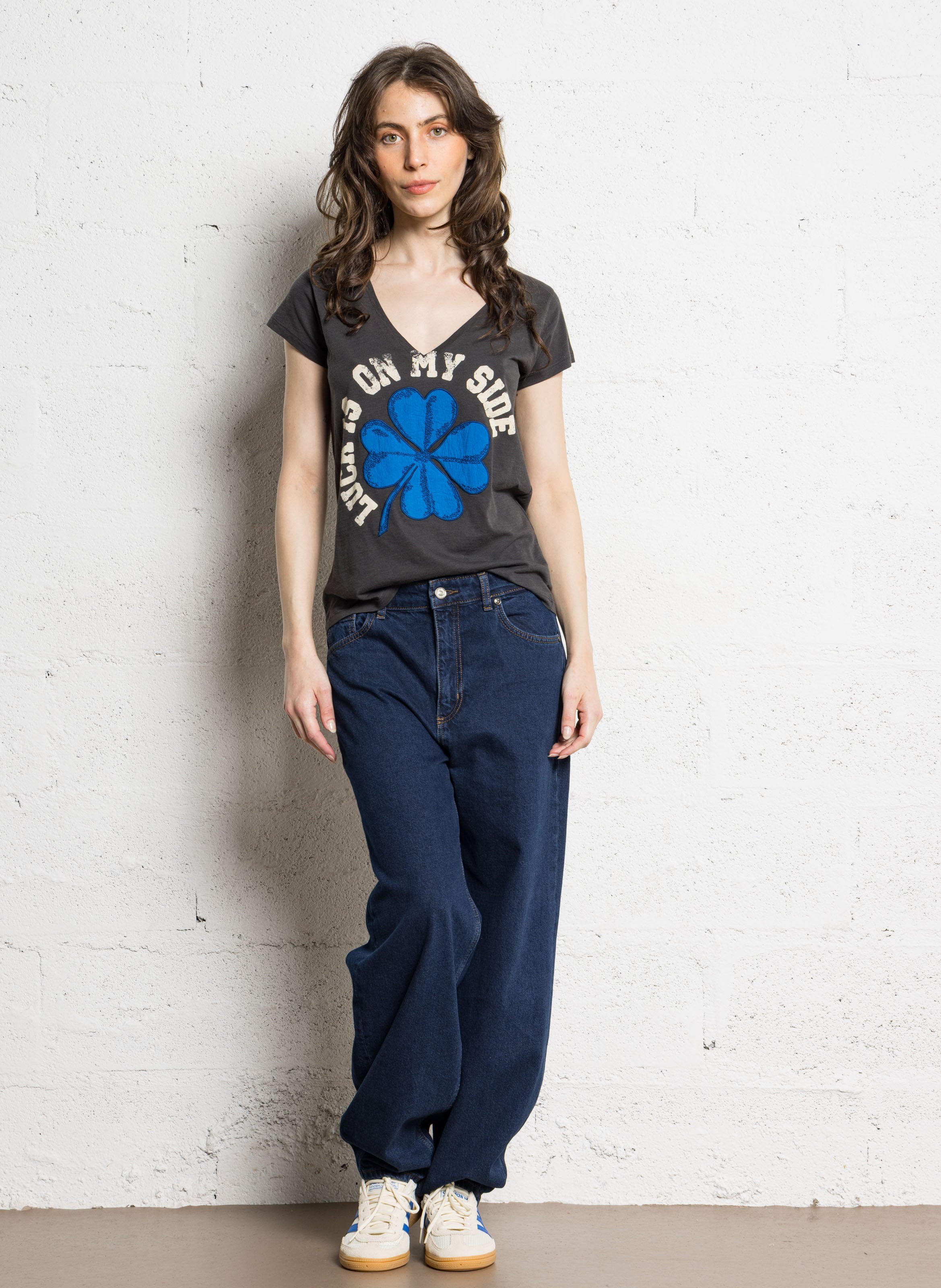 Recht T-shirt met V-hals en geborduurd van biologisch katoen LEON & HARPER Grijs