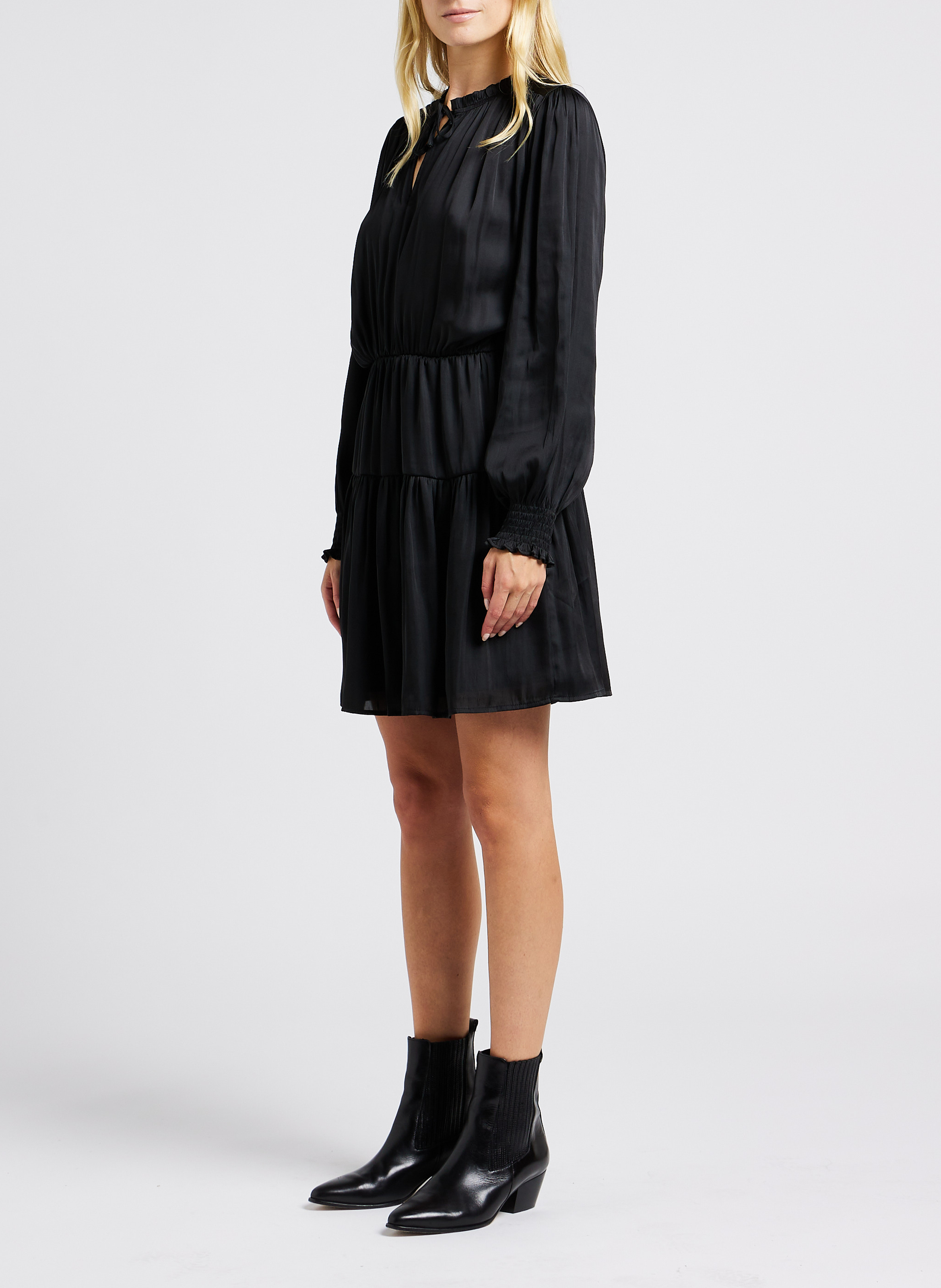 Korte, rechte jurk met ronde hals GRACE ET MILA Zwart