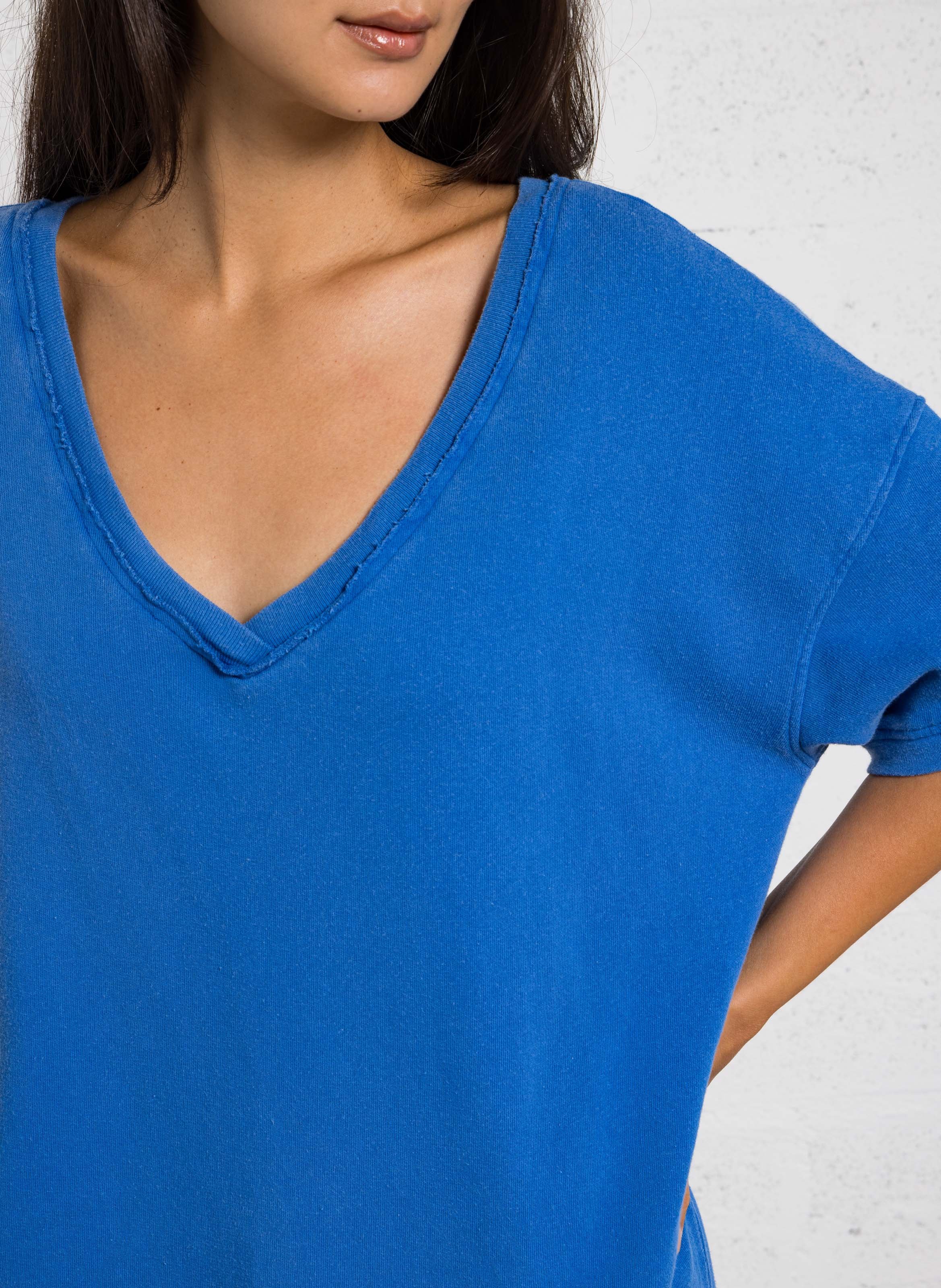 Weites einfarbiges V-Ausschnitt-Kleid. AMERICAN VINTAGE Blau