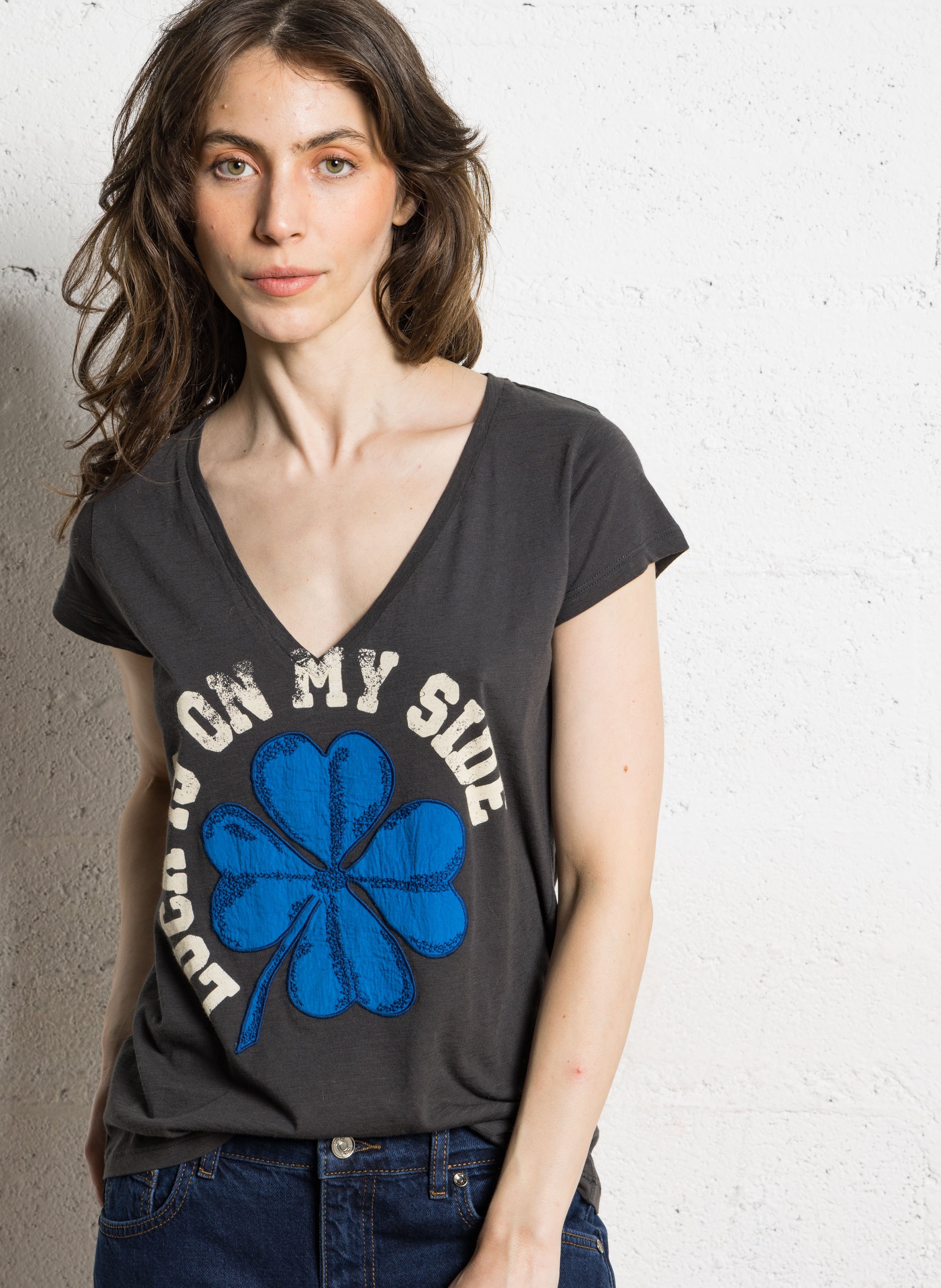 Recht T-shirt met V-hals en geborduurd van biologisch katoen LEON & HARPER Grijs