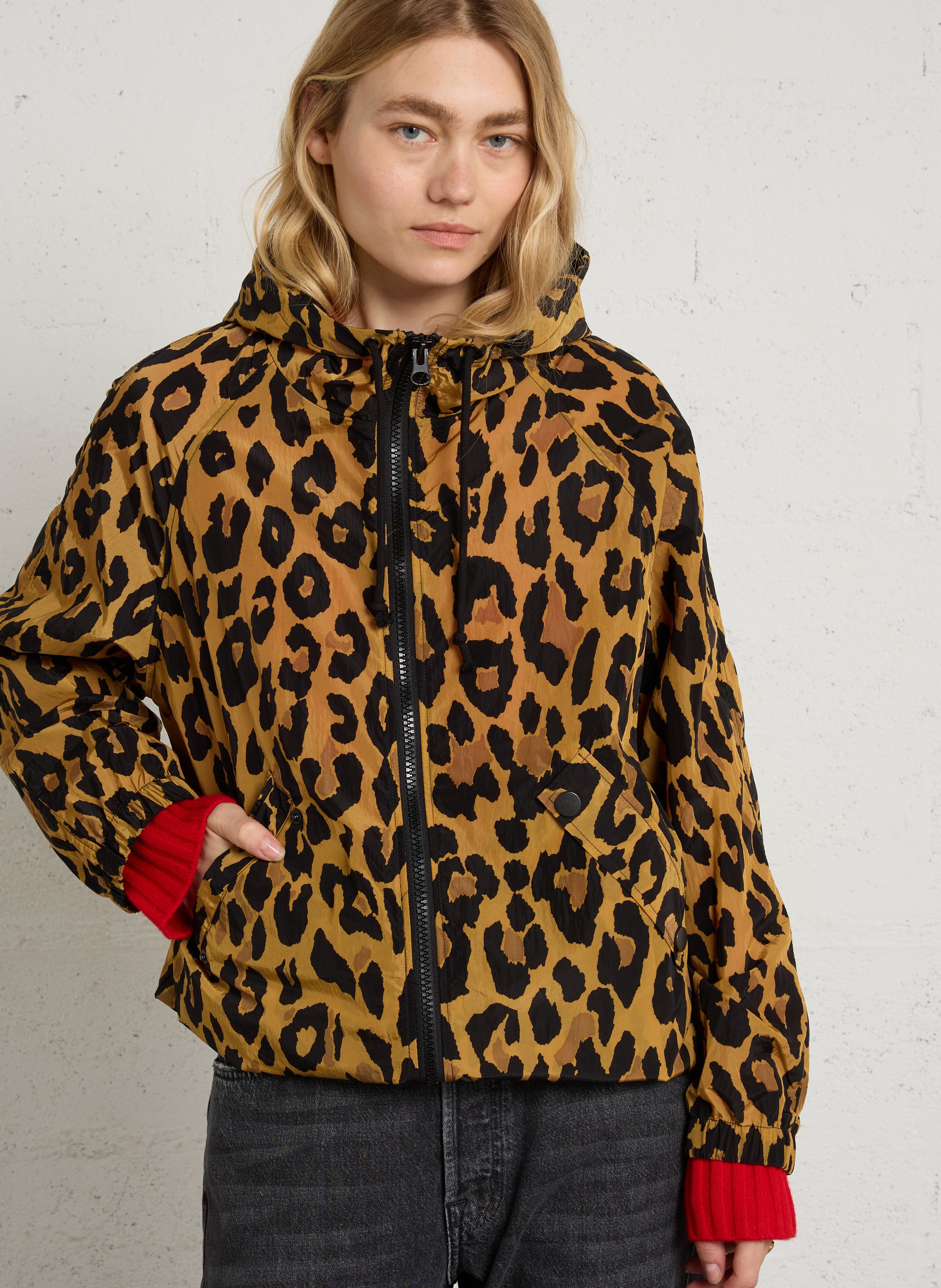 Gerade geschnittene Windjacke mit Stehkragen und Print LEON & HARPER Beige