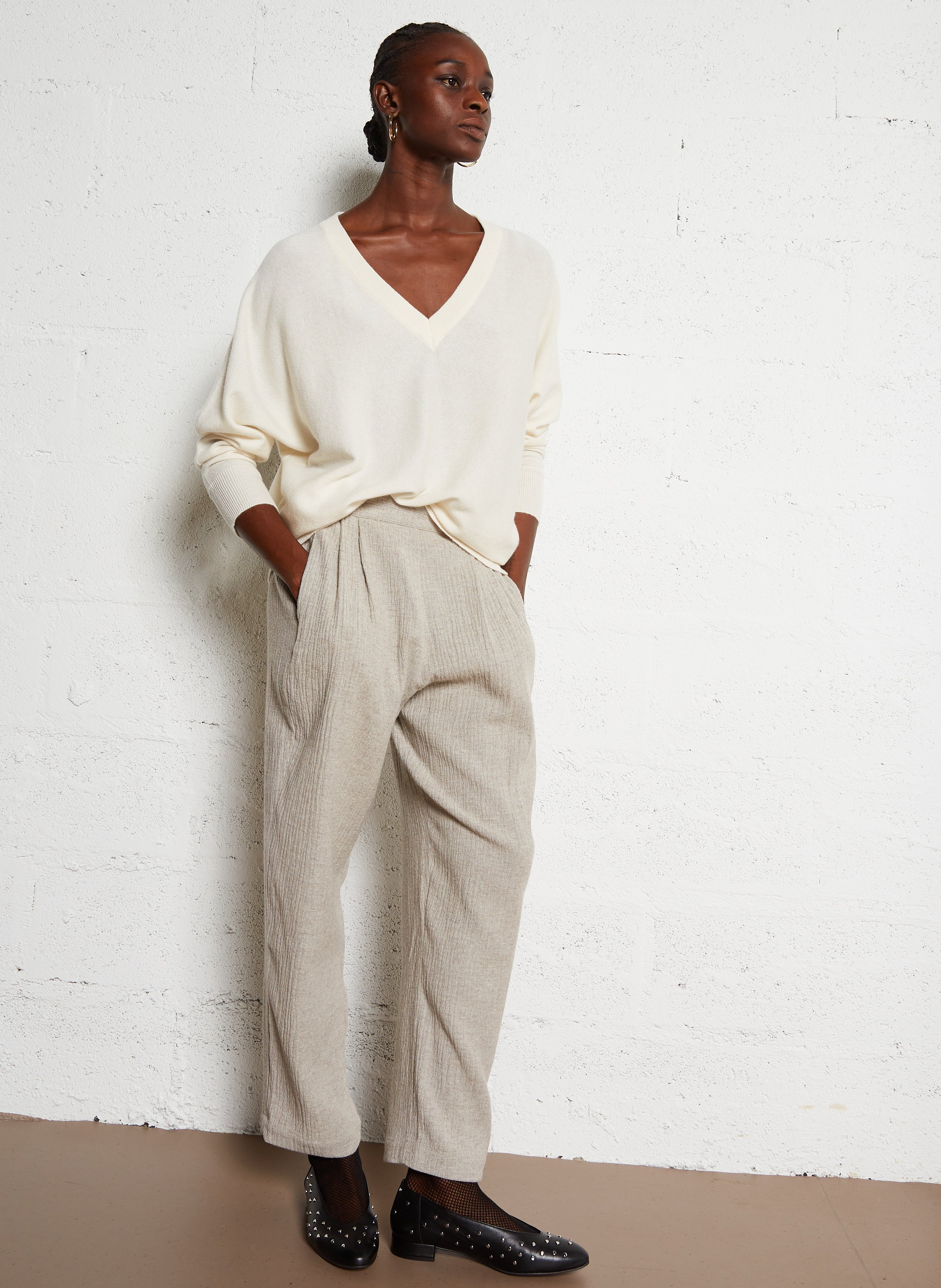 White v neck cashmere sweater hotsell