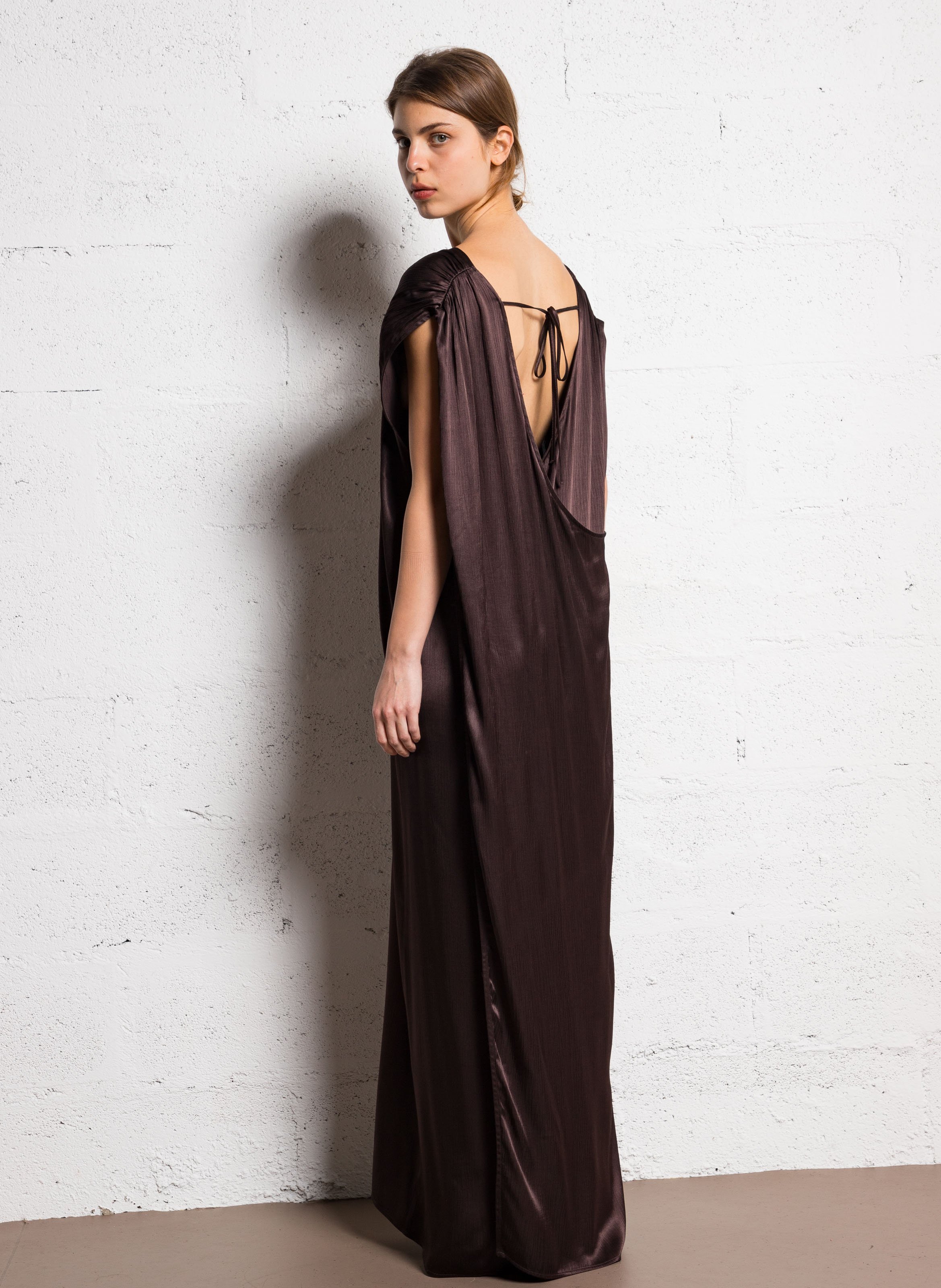 Langes, satiniertes Kleid Braun