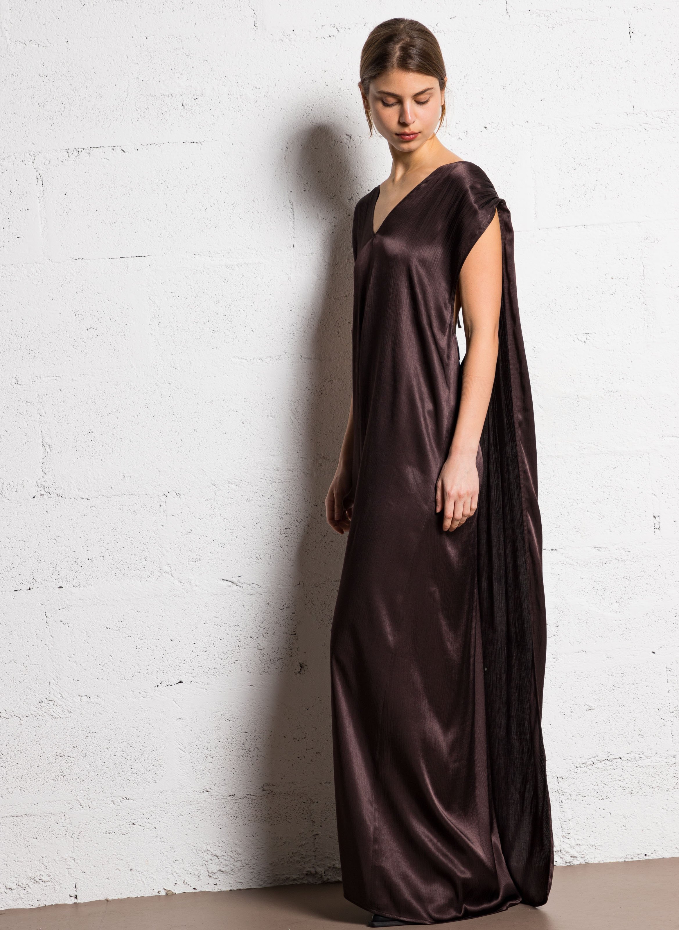 Langes, satiniertes Kleid Braun