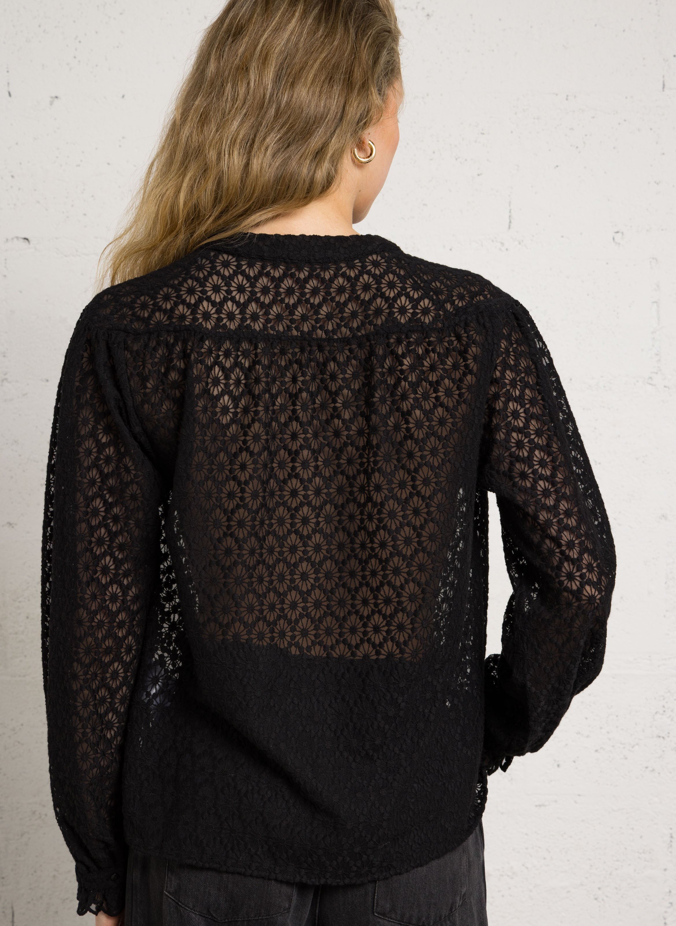 Blusa cuello tunecino de encaje MAISON 123 Negro