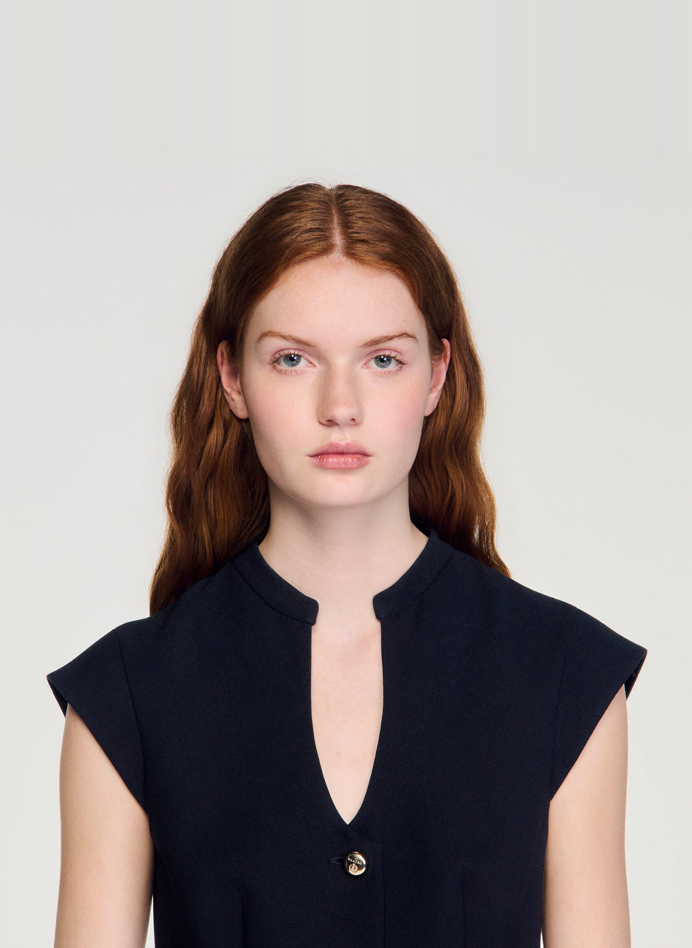 Korte getailleerde effen jurk SANDRO Zwart