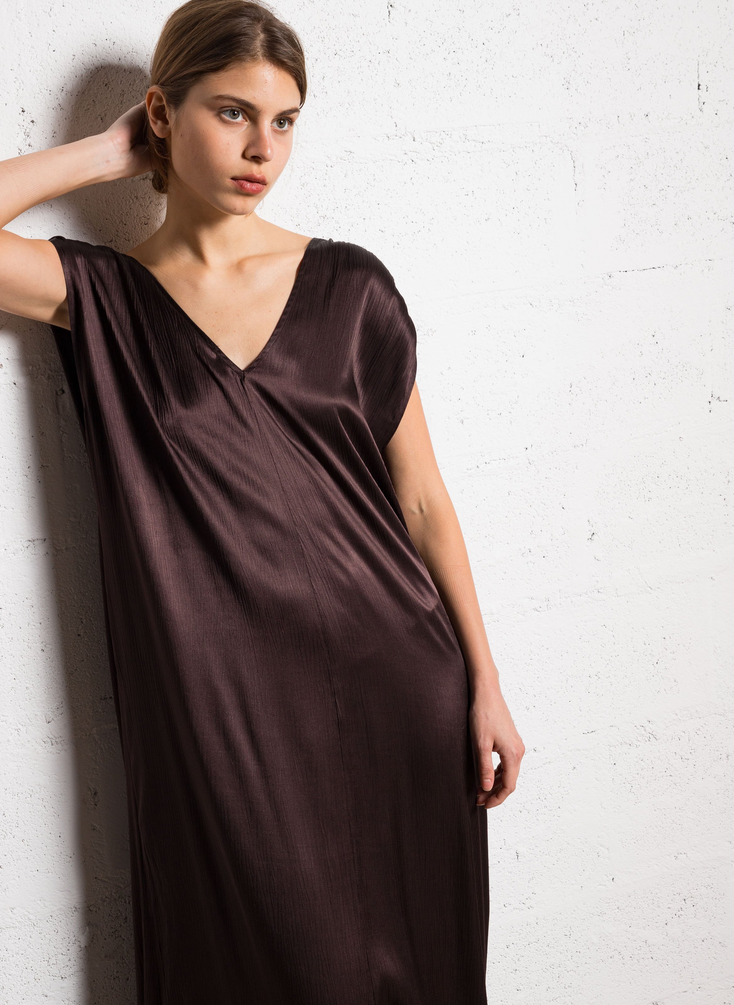 Langes, satiniertes Kleid Braun