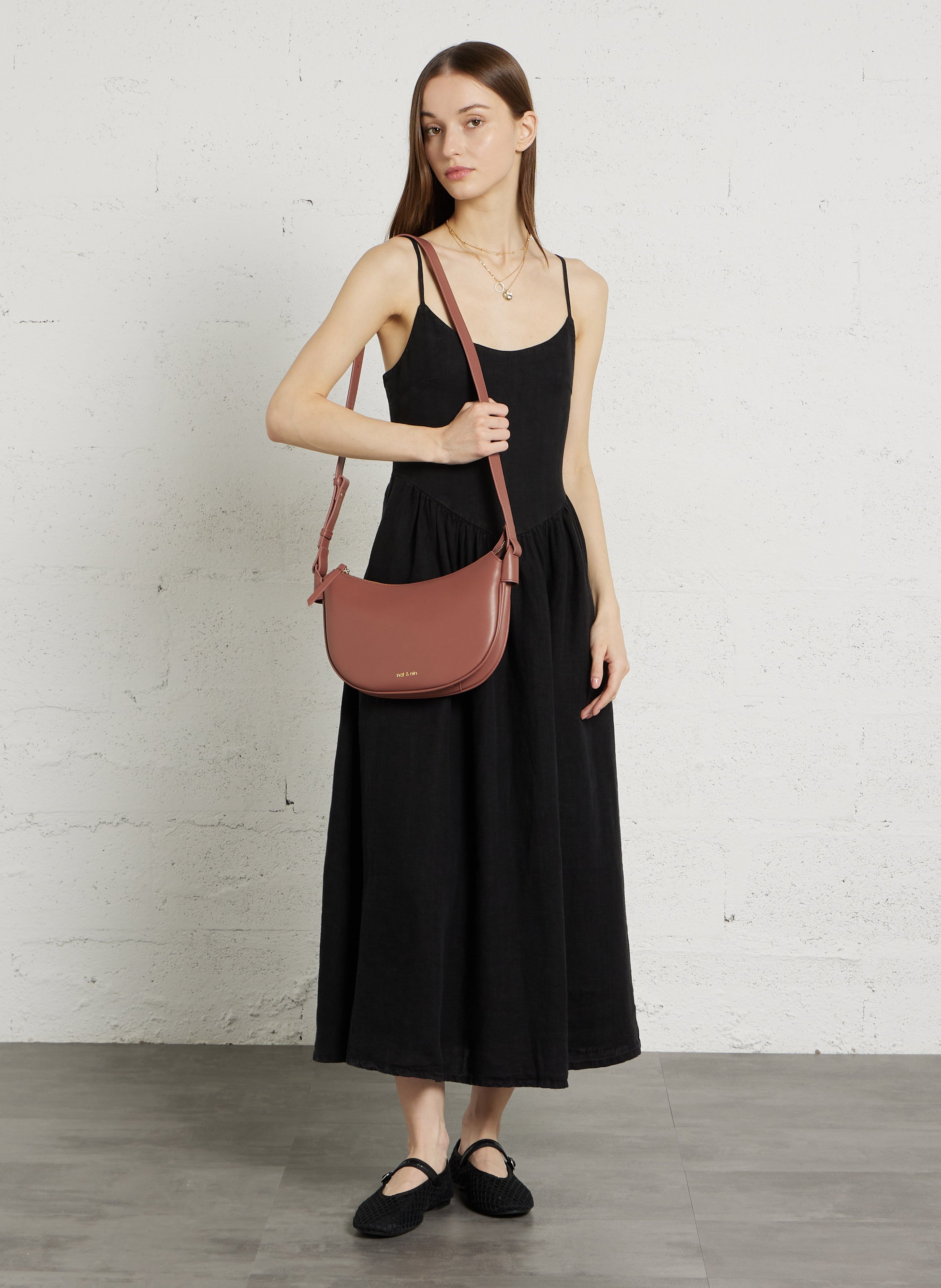 Halbmond-Schultertasche aus Leder NAT & NIN Rosa