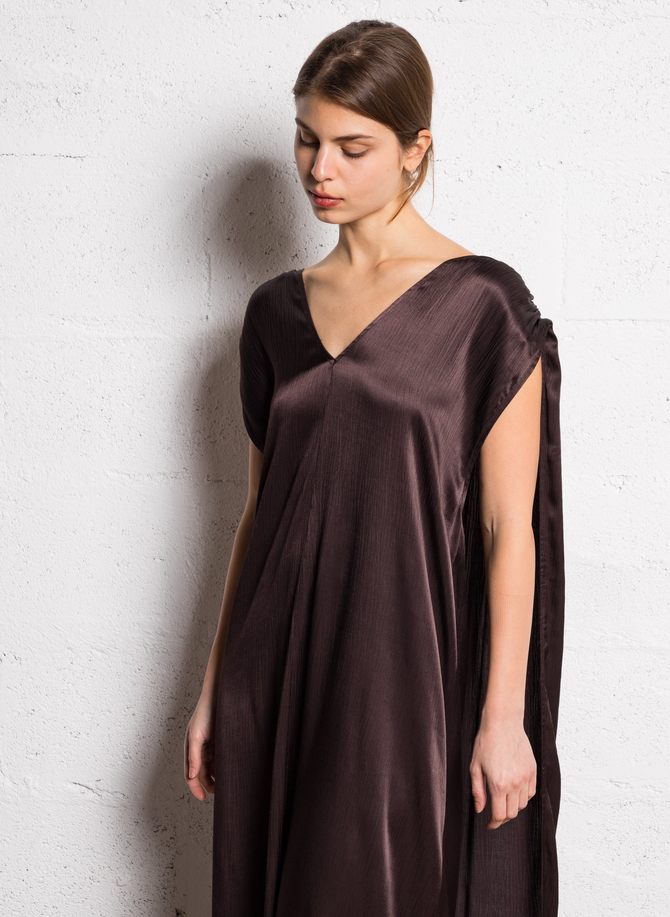 Langes, satiniertes Kleid Braun