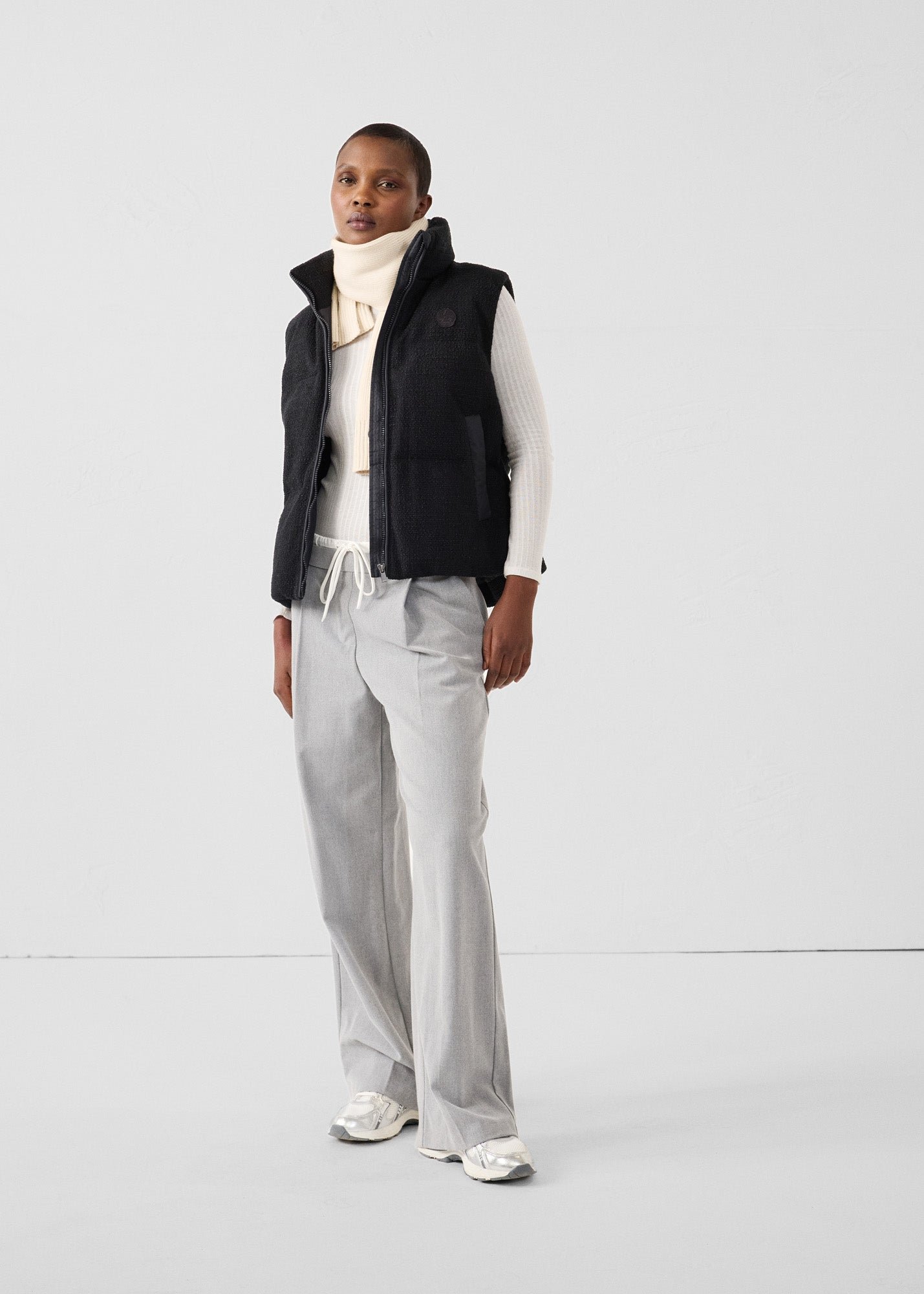 Atsuma sleeveless puffer jacket for extreme cold. JOTT Black