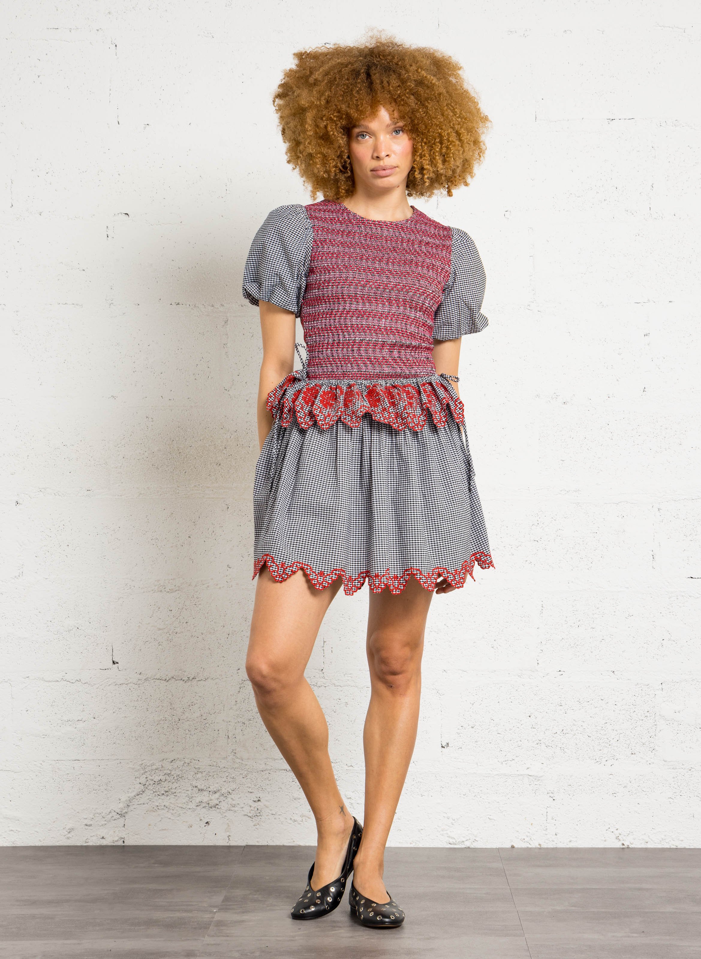 Kurzes bedrucktes Kleid mit Stickereien und Volants DAMSON MADDER Schwarz