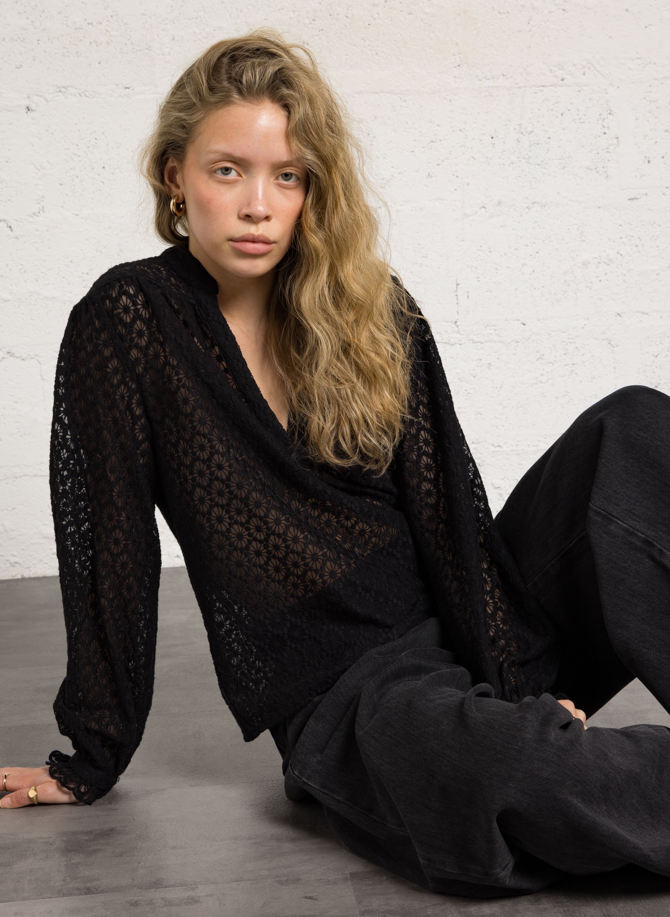 Blusa cuello tunecino de encaje MAISON 123 Negro