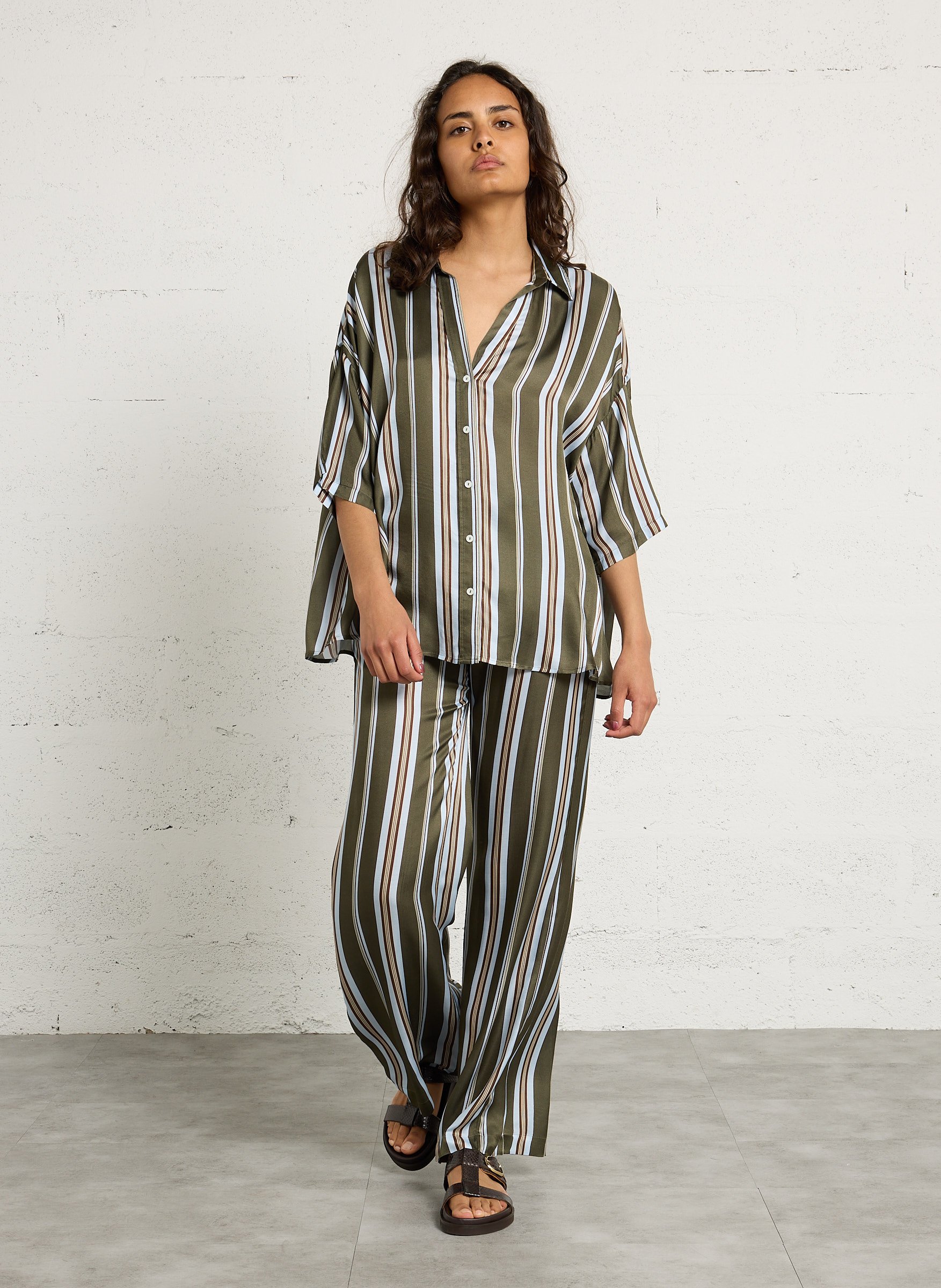 Weit geschnittene Bluse mit klassischem Kragen DIEGA Mehrfarbig