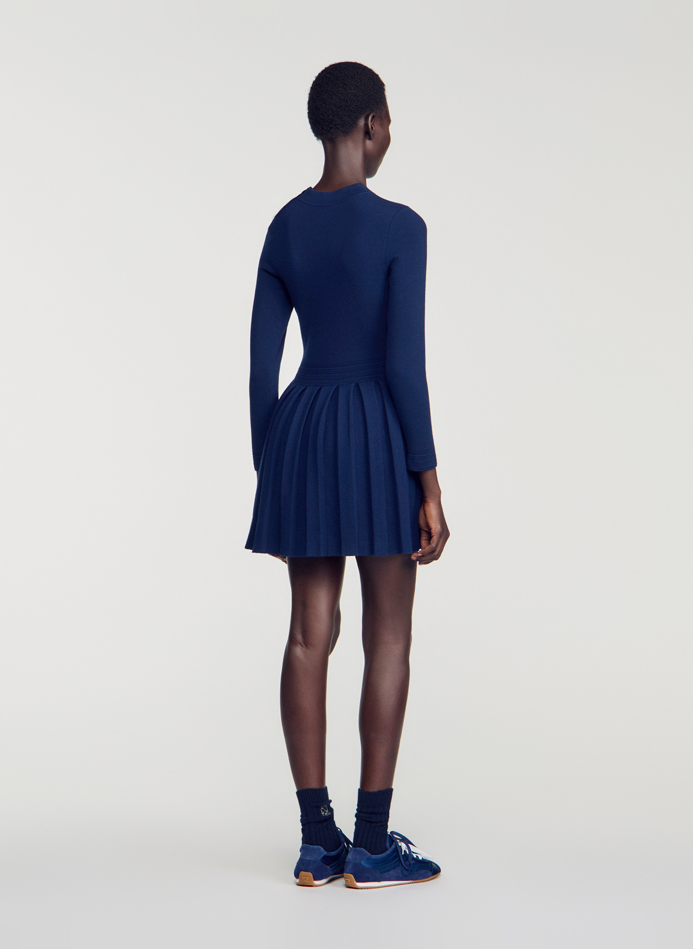 Plissiertes Kurzkleid mit Rundhalsausschnitt SANDRO Blau