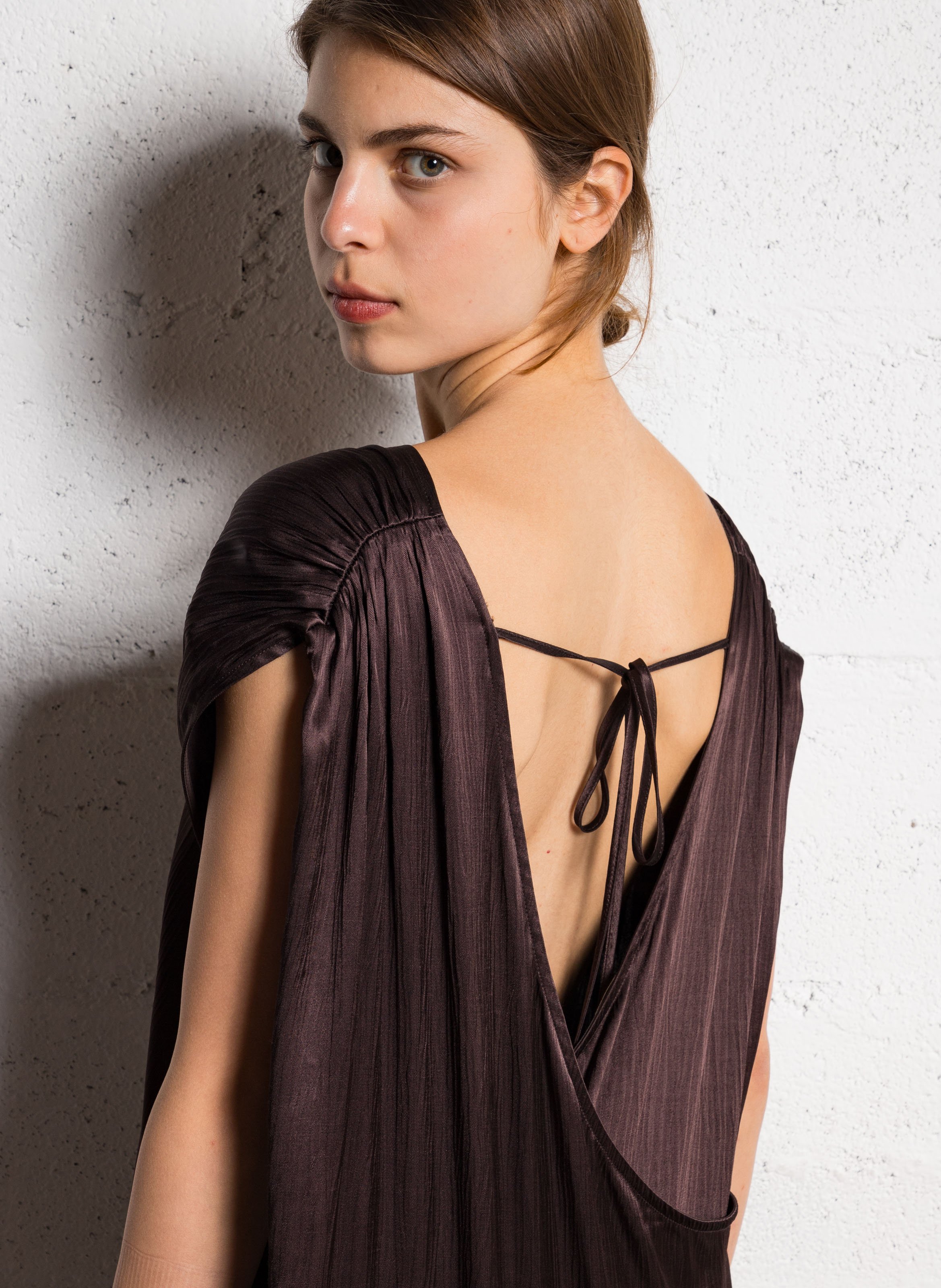 Langes, satiniertes Kleid Braun