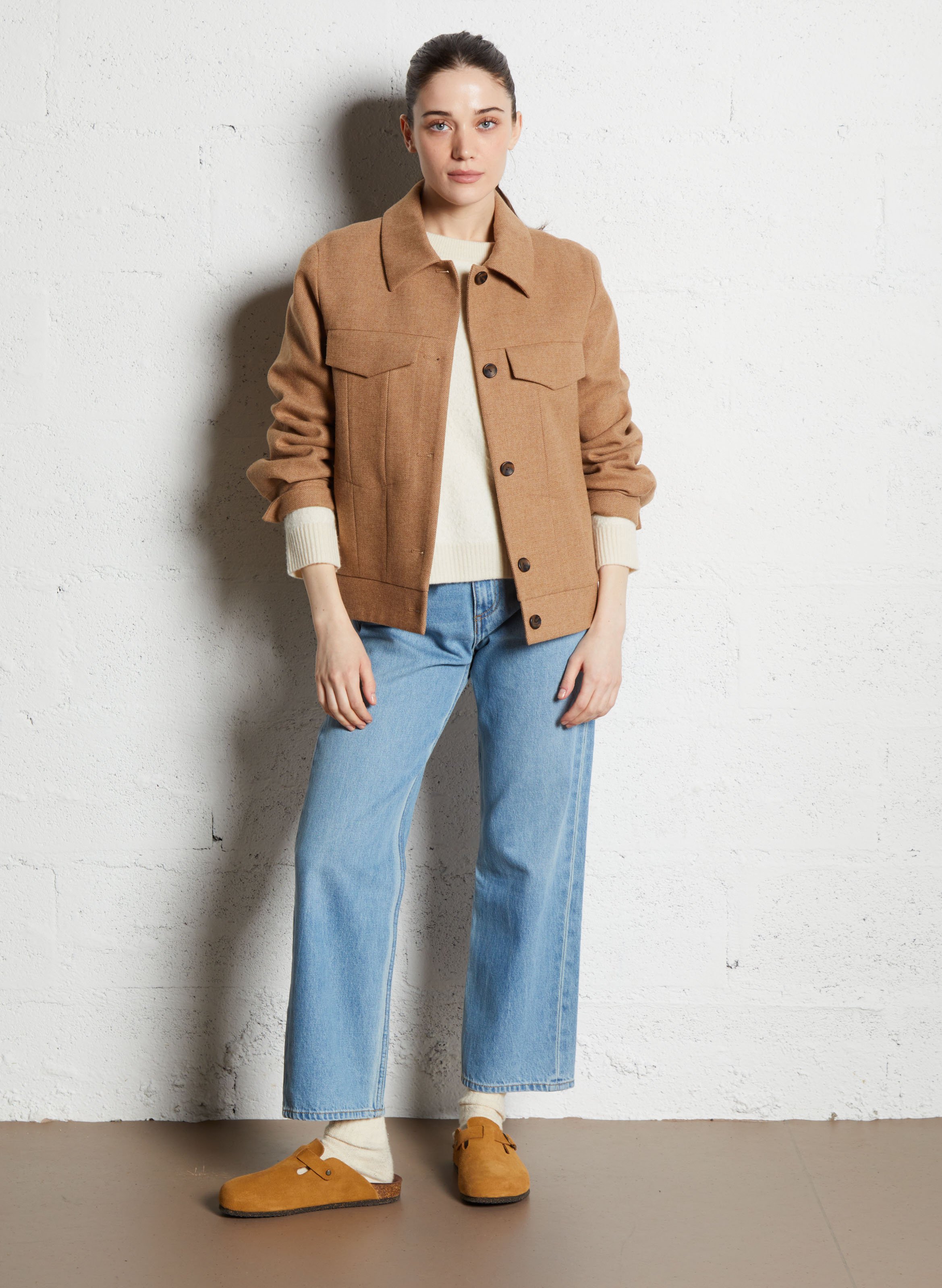 - Vaquero recto
- 5 bolsillos
- Corte recto
- Efecto desteñido - Look 5