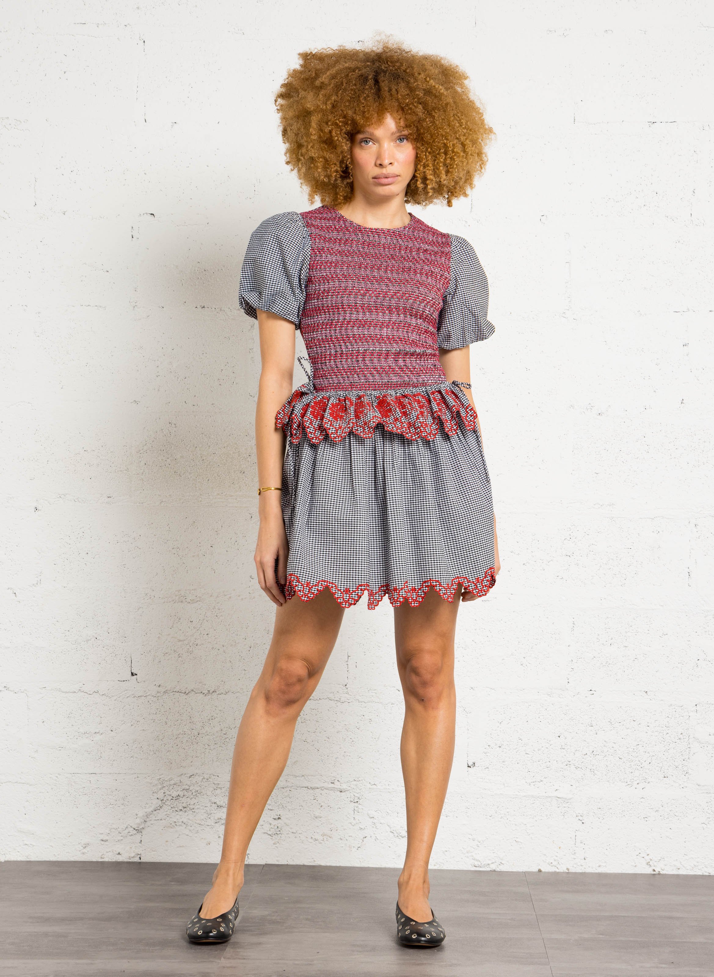 Kurzes bedrucktes Kleid mit Stickereien und Volants DAMSON MADDER Schwarz