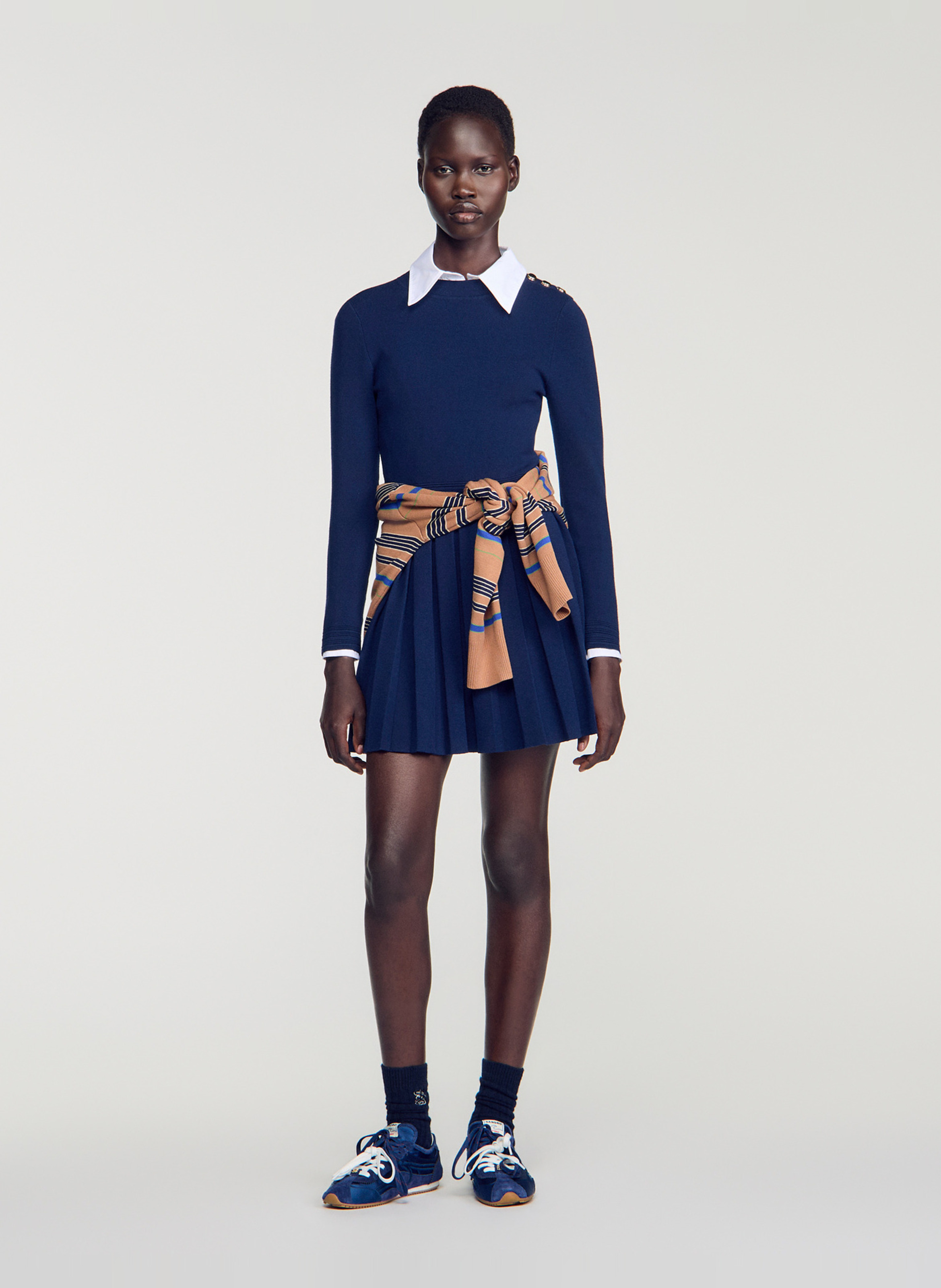 Plissiertes Kurzkleid mit Rundhalsausschnitt SANDRO Blau