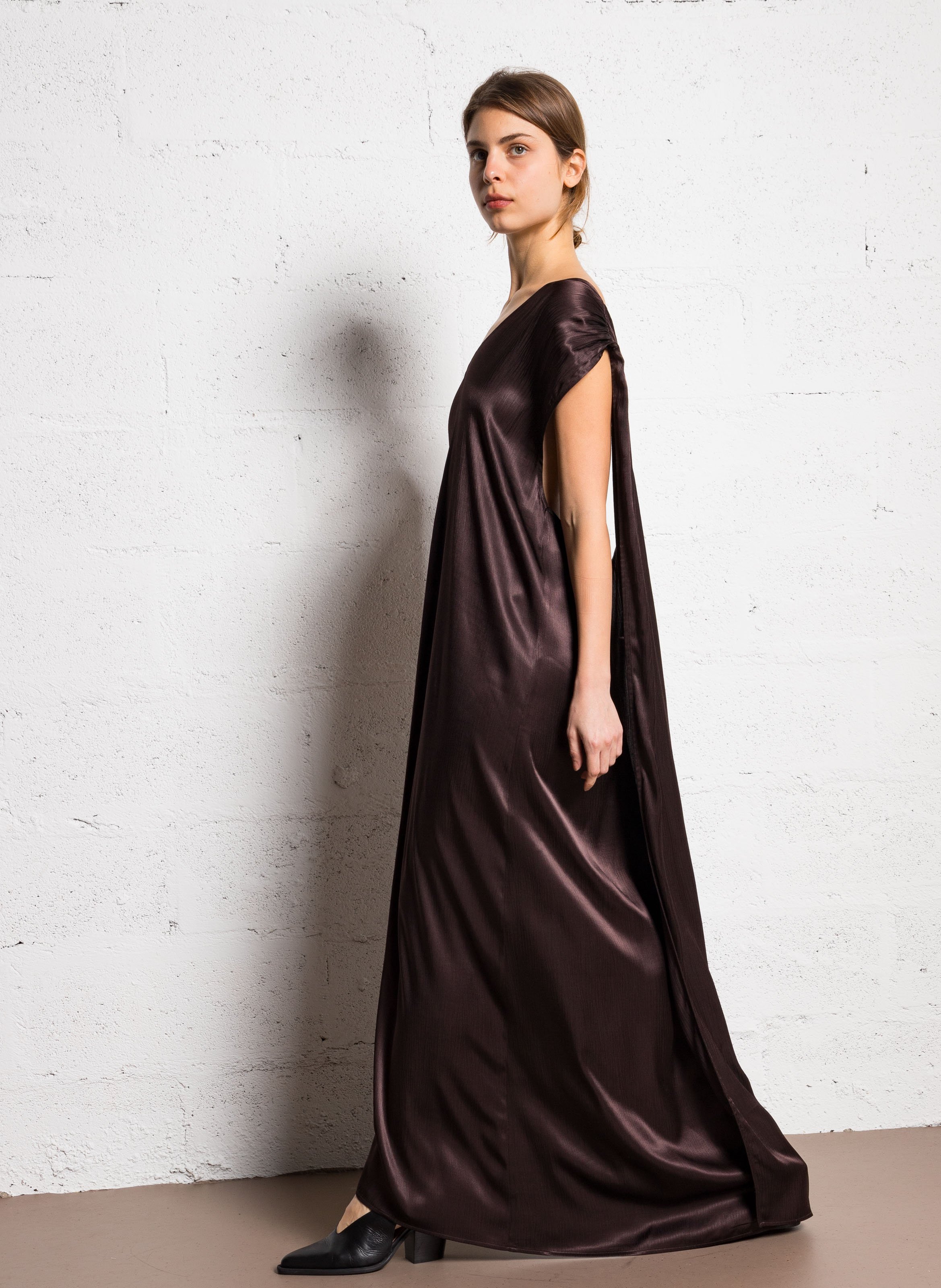 Langes, satiniertes Kleid Braun