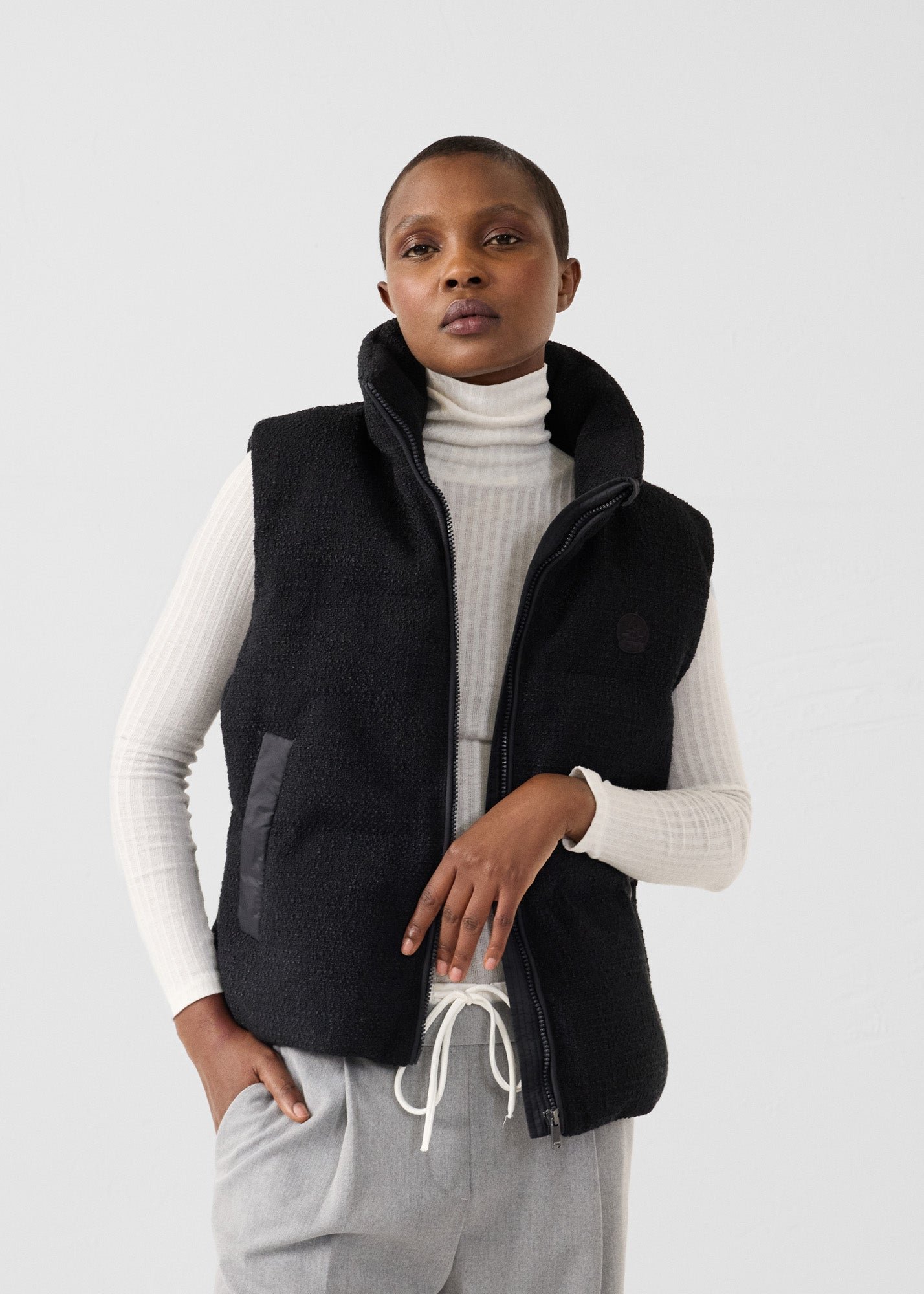 Atsuma sleeveless puffer jacket for extreme cold. JOTT Black