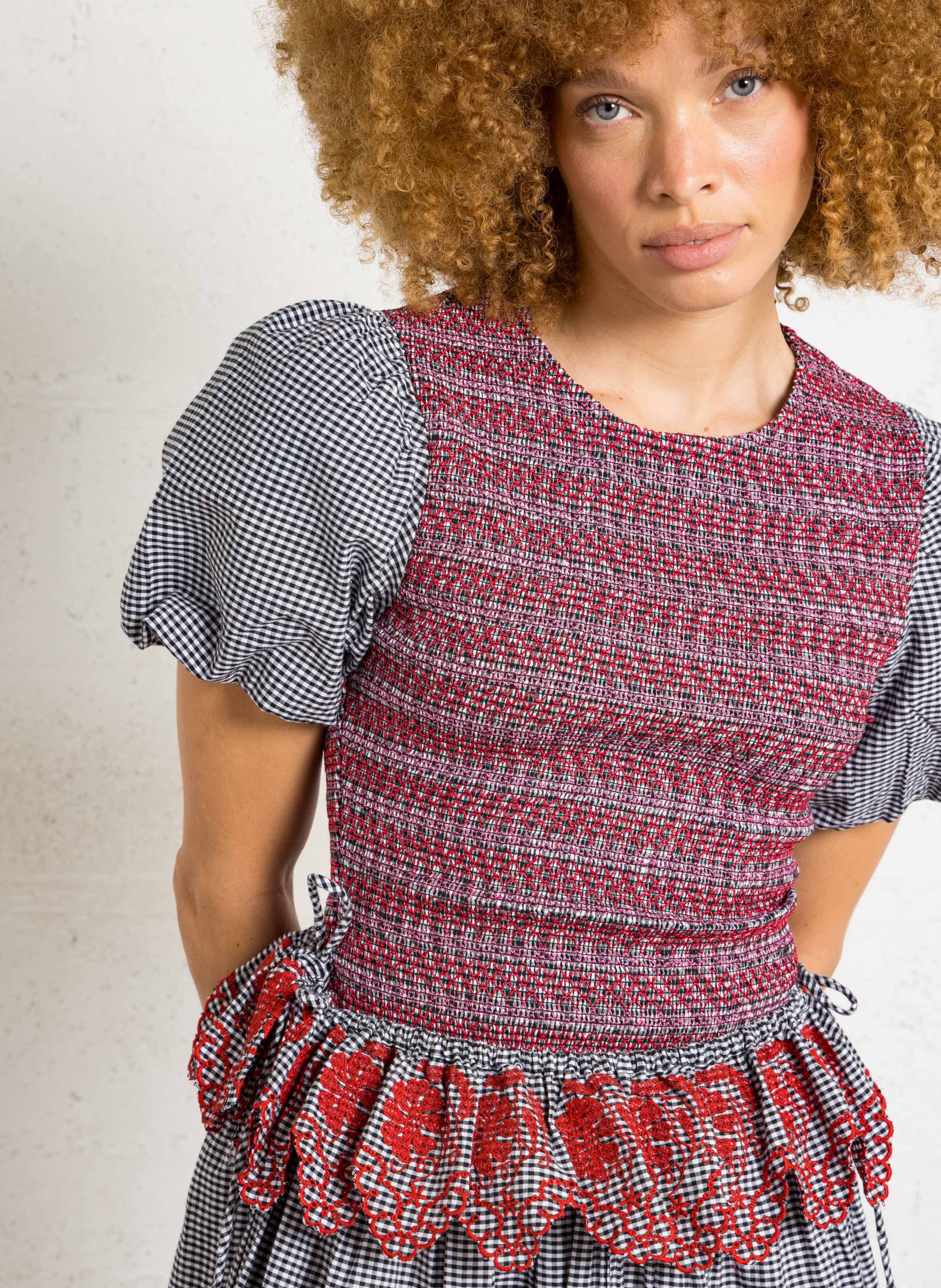 Kurzes bedrucktes Kleid mit Stickereien und Volants DAMSON MADDER Schwarz