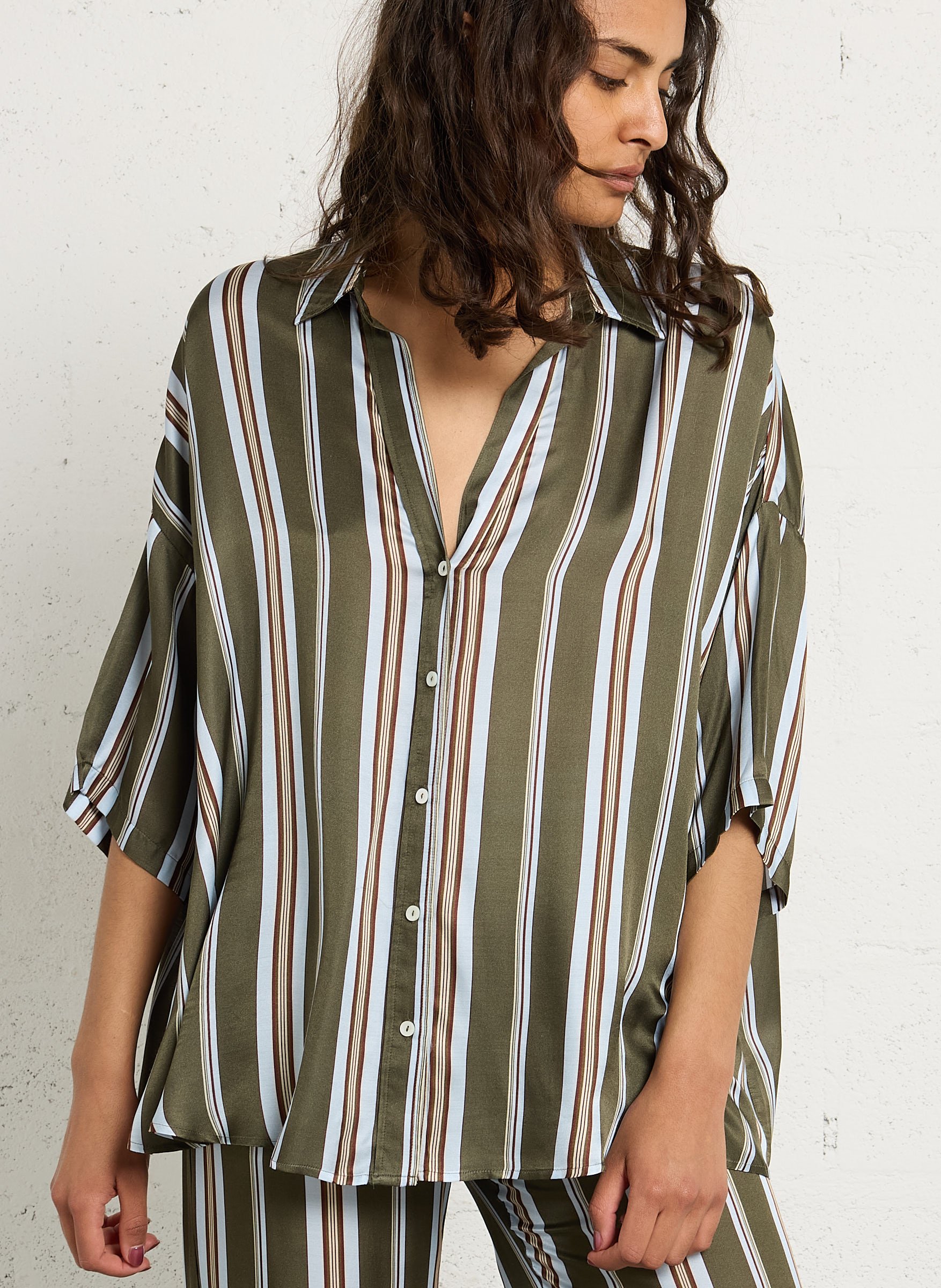 Weit geschnittene Bluse mit klassischem Kragen DIEGA Mehrfarbig