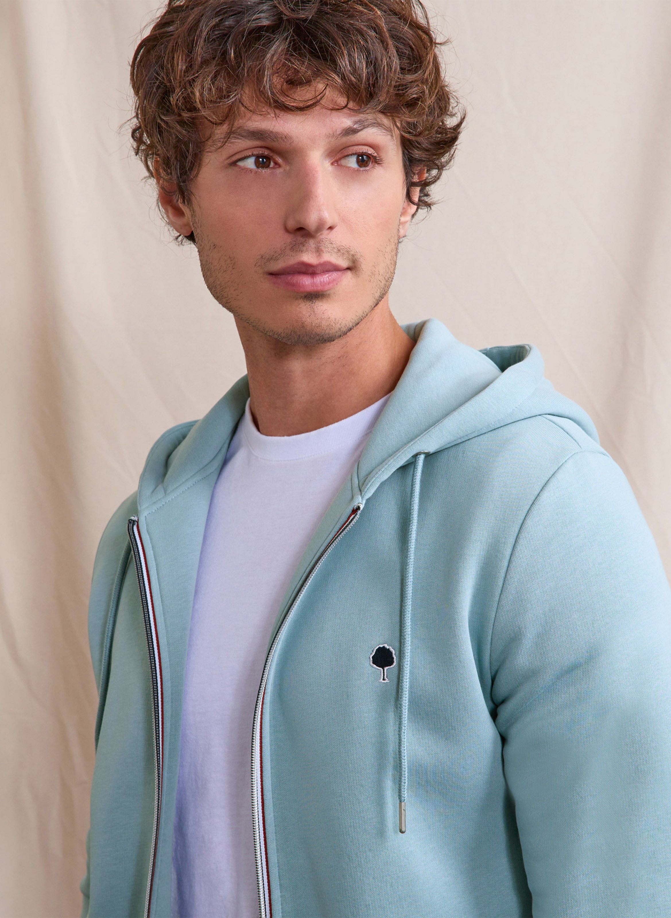 Geschlossener Rundhalsausschnitt aus Baumwollmischung. FAGUO Grau