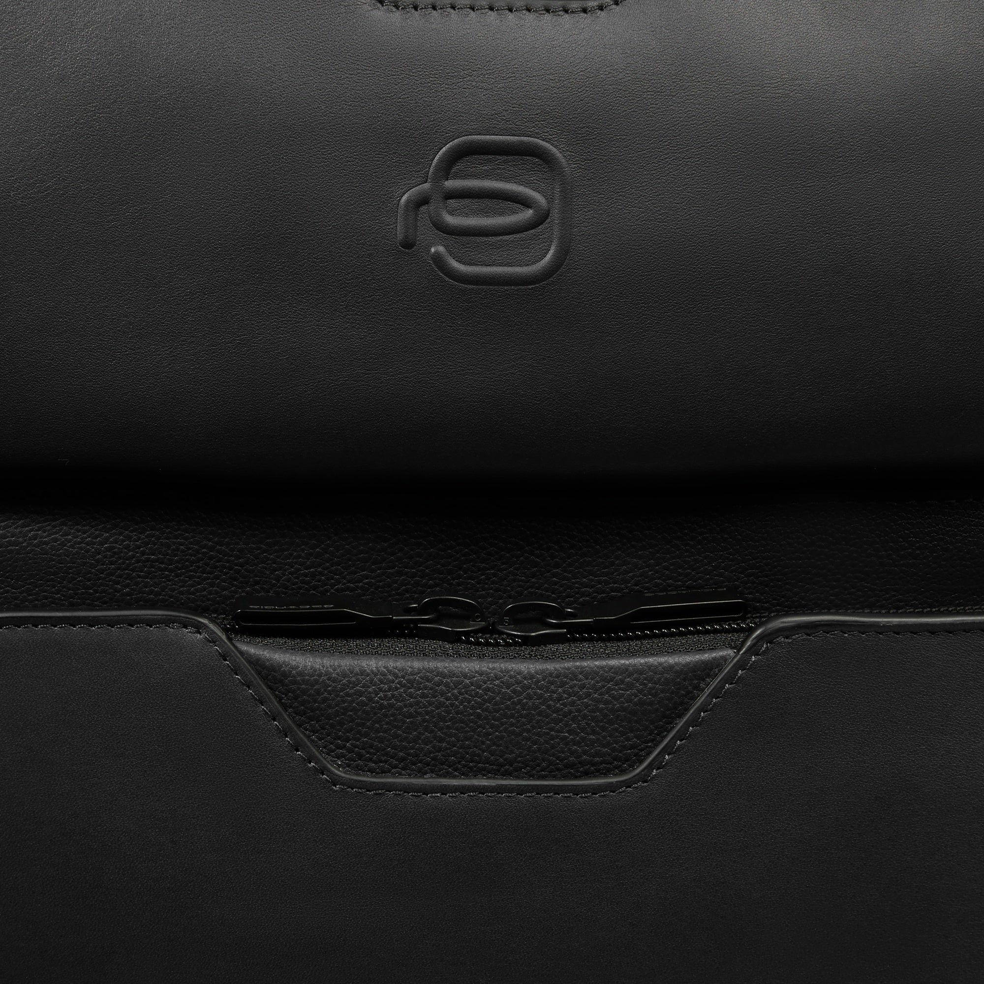 Travel laptop backpack for 15.6" computer PIQUADRO Black